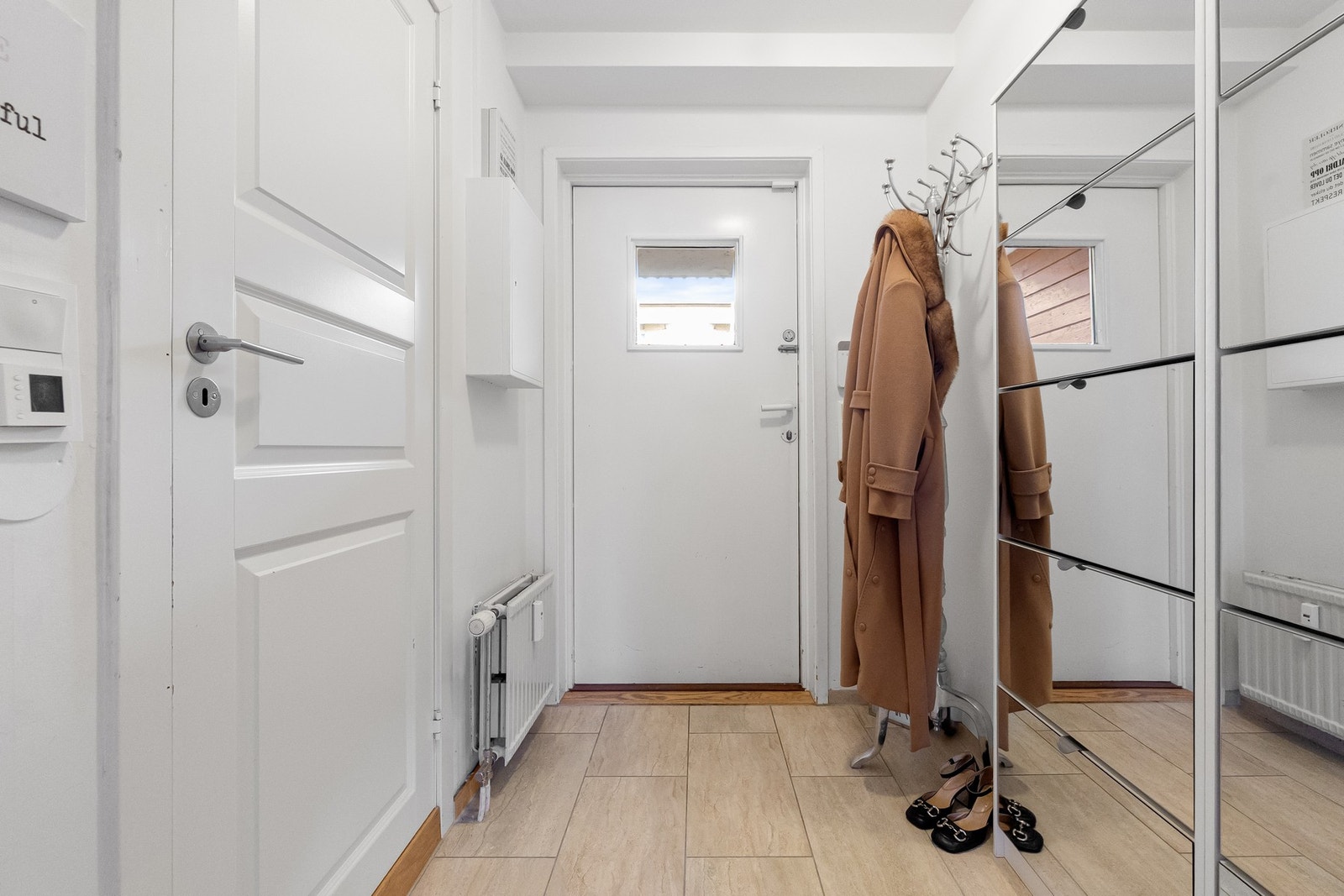 Adkomst til boligen er via takoverbygd inngangsparti Galleribilde