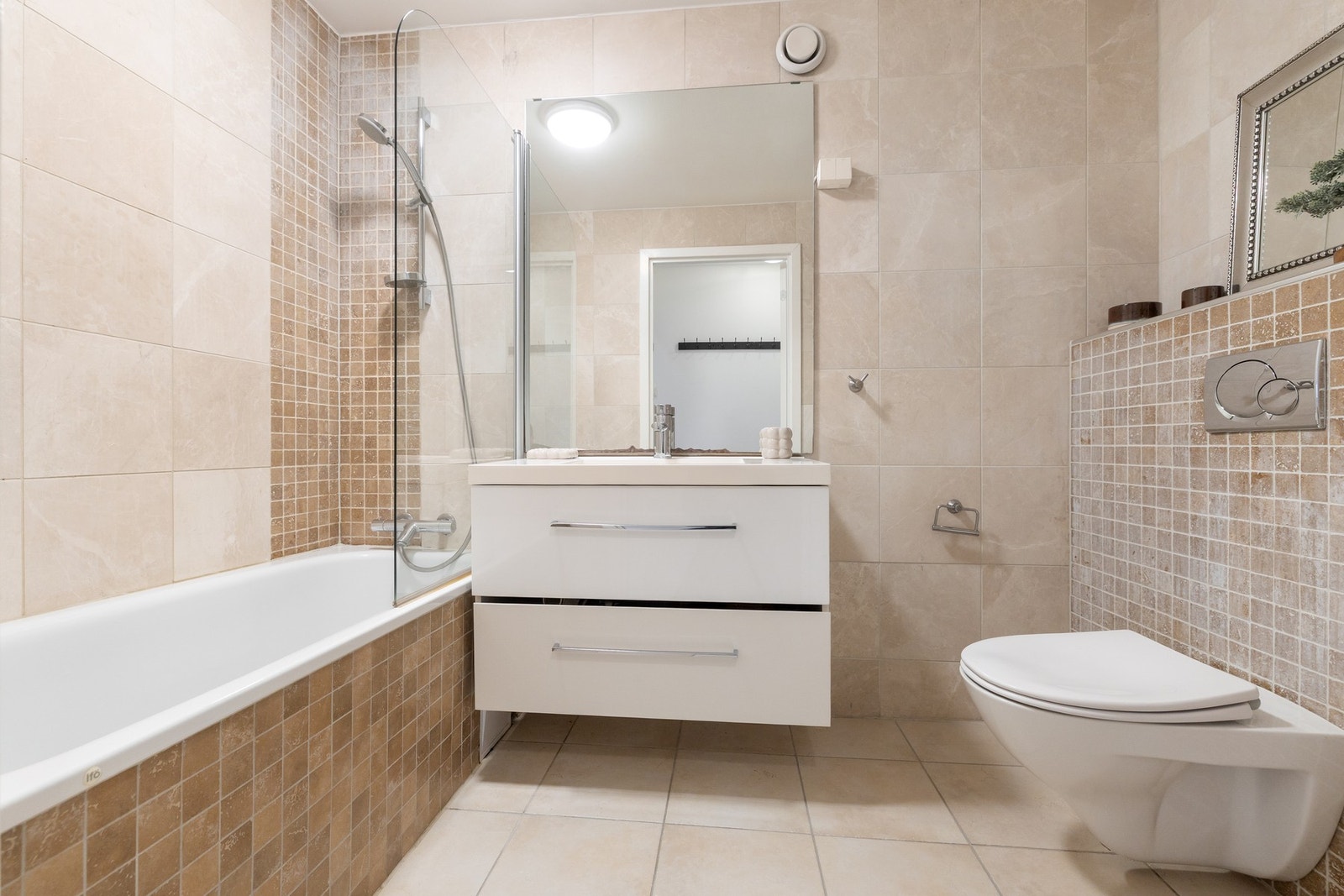 Avtrekk skjer via ventilasjon i vegg. Badet er tilknyttet boligens rør-i-rør-system og plastavløp Galleribilde