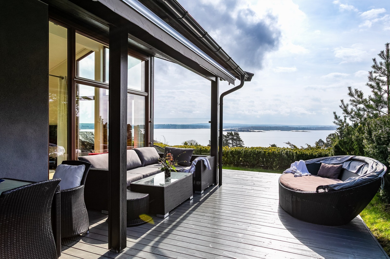 Hytta er luftig beliggende på en solfylt kolle, med uhindret utsikt over Kurefjorden. Galleribilde