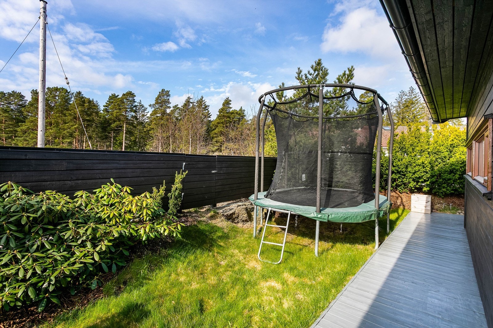 Lettstelt hage rundt alle hyttas sider tilbyr tumleplass til både liten og stor. Galleribilde