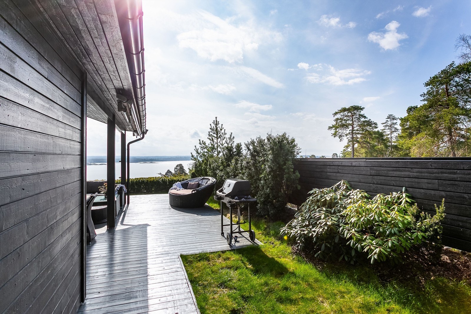 De solfylte utearealene langs hyttas syd-vestre sider er i praksis uten innsyn. Galleribilde