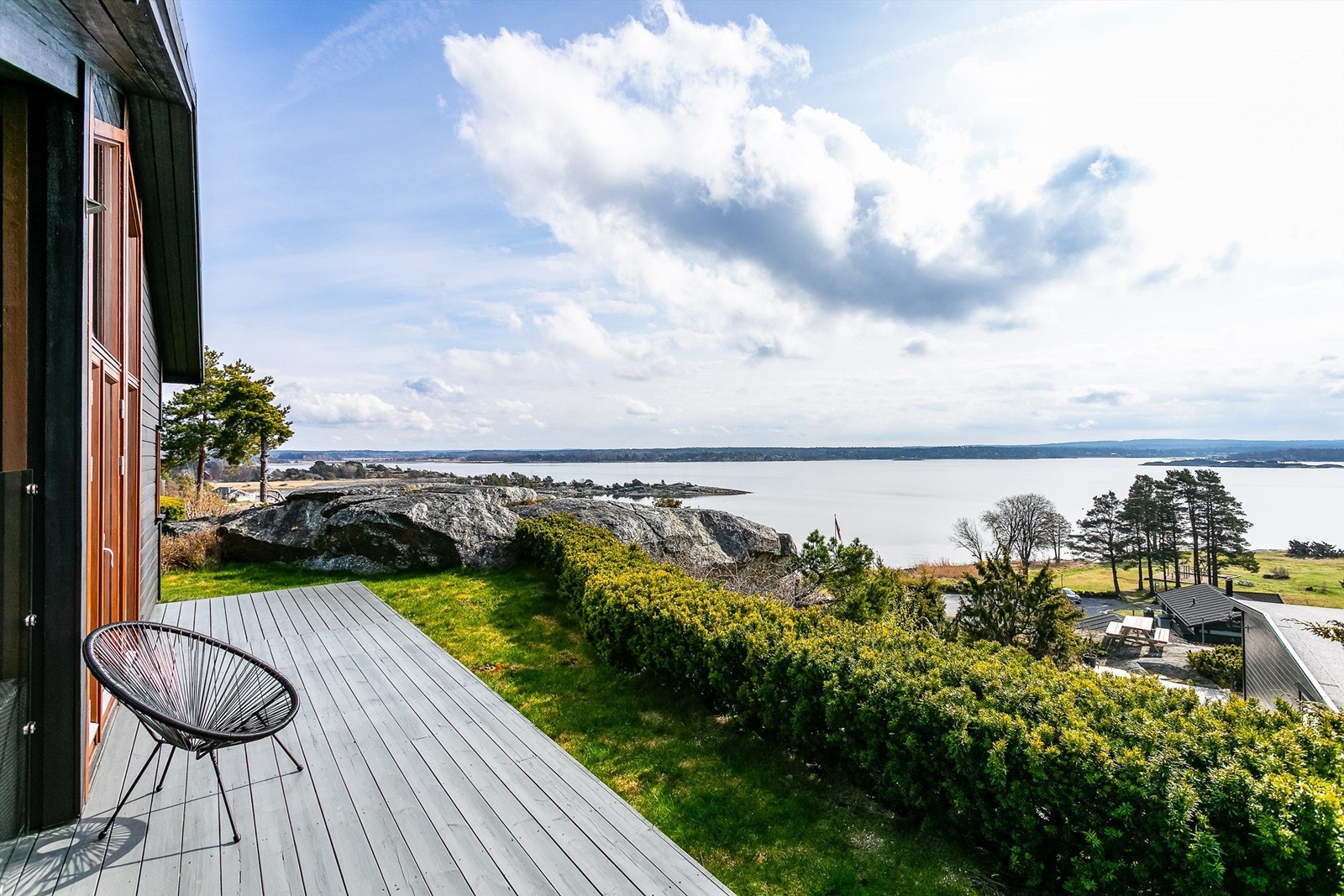 Vid og langstrakt utsikt sees ute som inne. Solforholdene er upåklagelige. Galleribilde