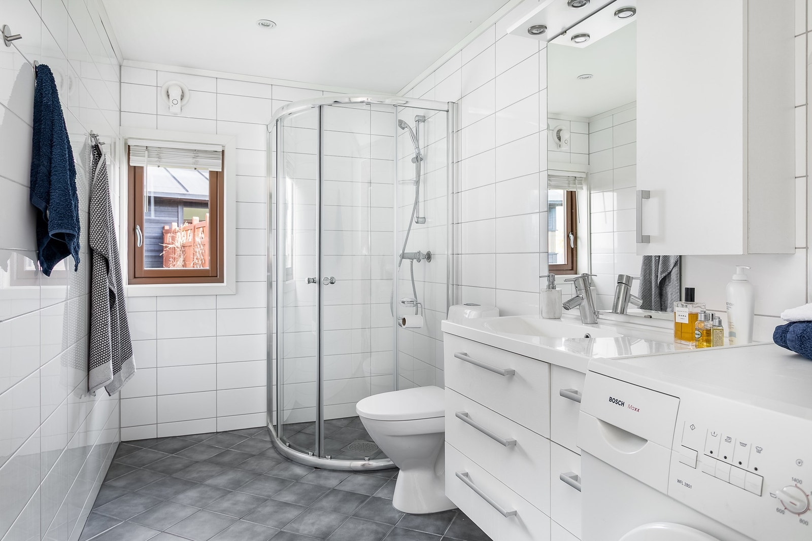 Badet har moderne standard for fritidsbruk. Gulv og vegger er flislagt, gulvet har også elektrisk varme. Galleribilde