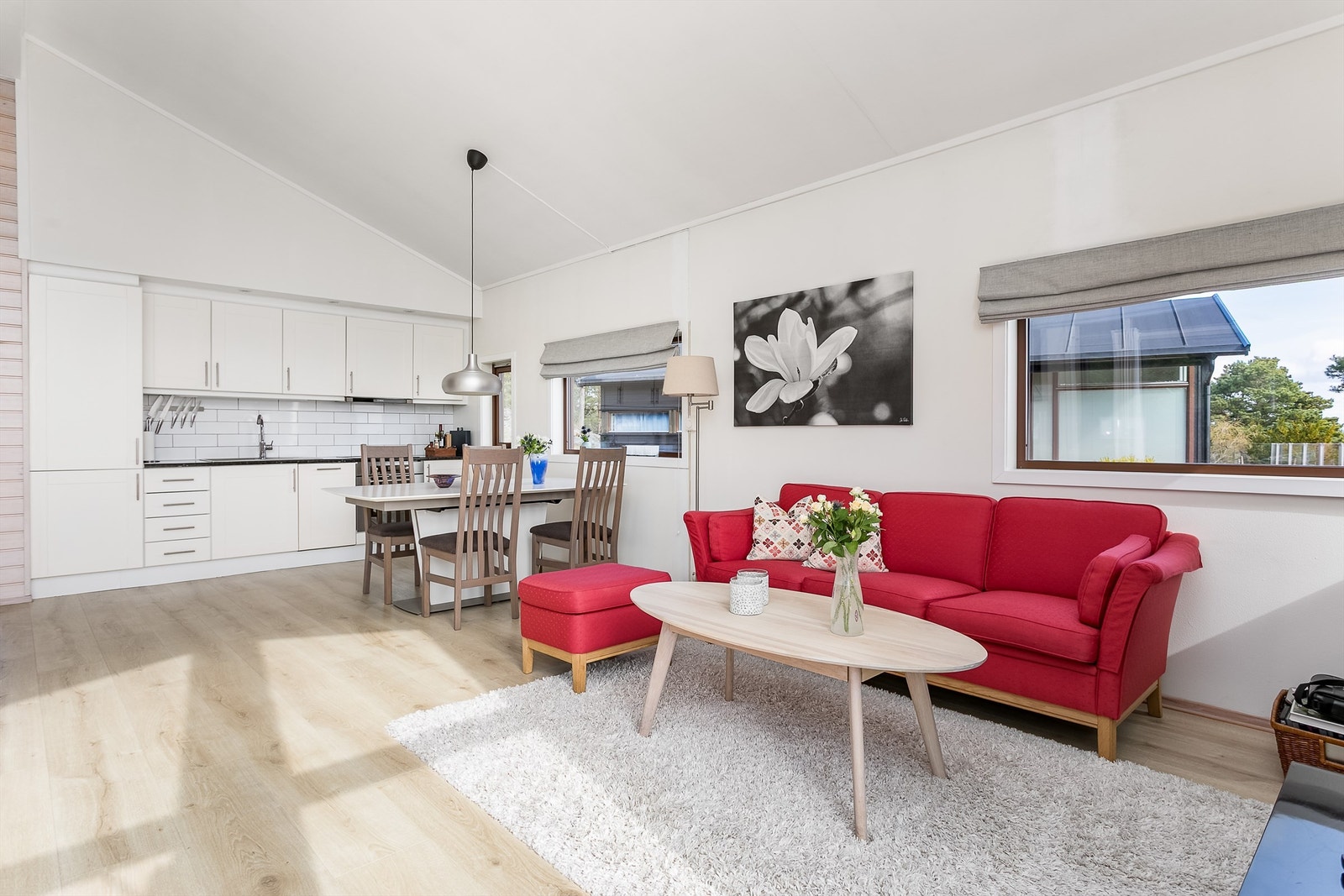 Romløsningen er både gjennomtenkt og effektiv. Stuen og kjøkkenet er sømløst forbundet i en sosial sone med stor plass til felles opphold. Galleribilde