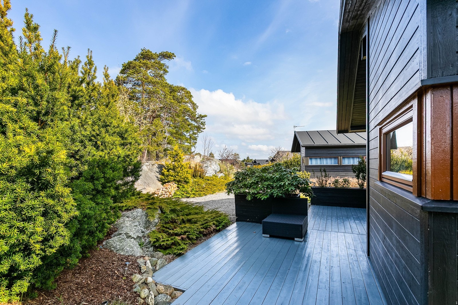 Foran inngangspartiet får du en ekstra uteplass med sval skygge store deler av dagen. Galleribilde