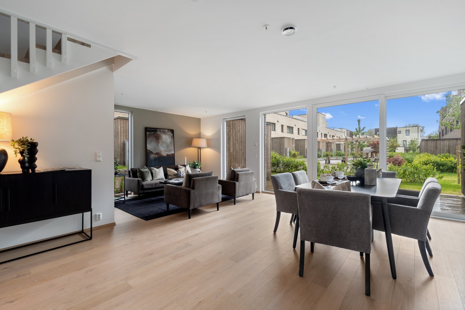 Enstavs hvitpigmentert eikeparkett på gulv, sparklede og malte vegger og tak uttrykker et minimalistisk preg og legger til rette for å kunne skape et personlig preg Galleribilde