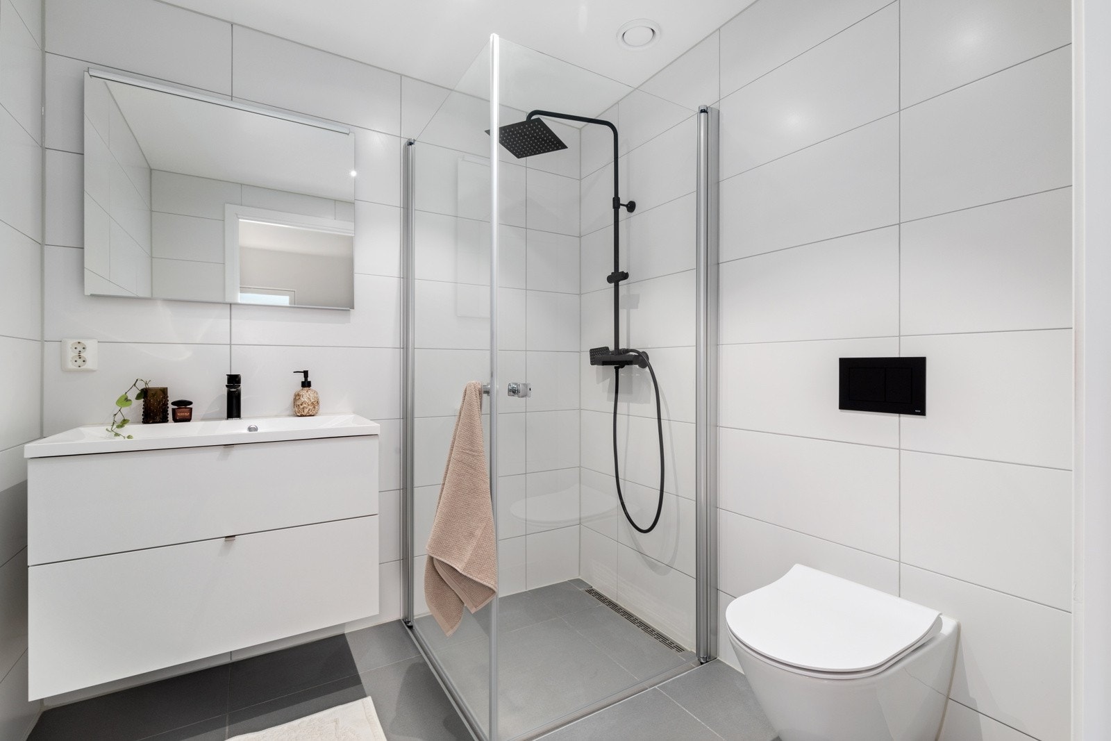 Bad/wc innenfor stue 2 har store fliser på gulv og vegger Galleribilde