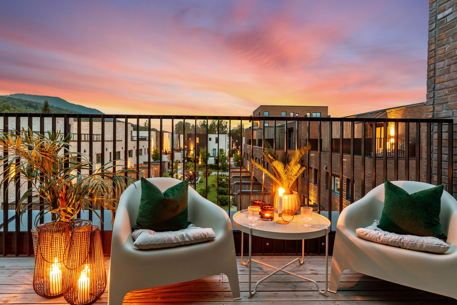 Fra takterrassen er det utsikt mot stor grønt atrium | flotte vedlikeholdsfrie teglfasader tilfører huset liv og tekstur og understreker følelsen av kvalitet Galleribilde