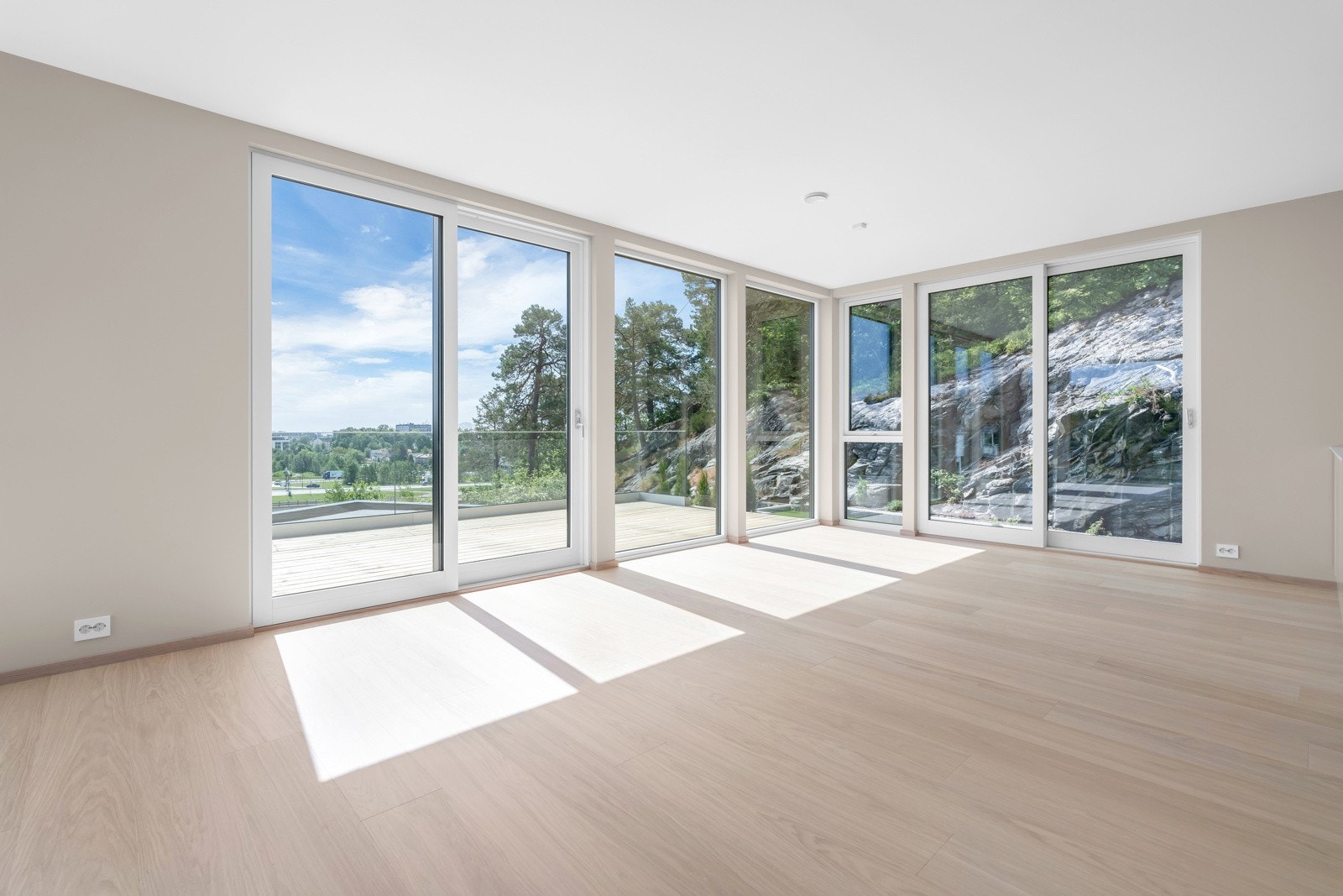 Fra stuen er det utgang til både sydøstvendt veranda og sydvestvendt uteareal. Galleribilde