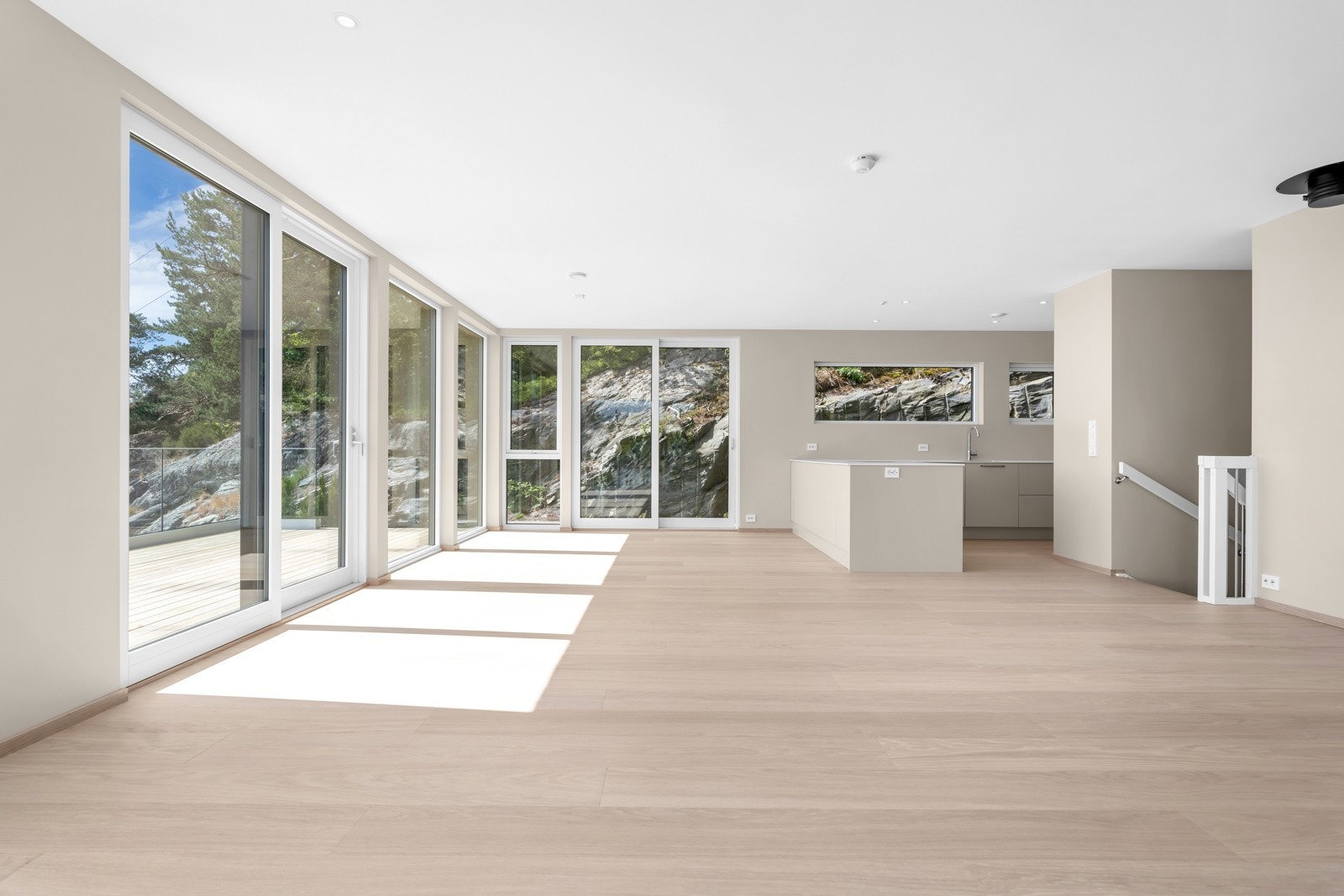 Gulvet er belagt med et elegant 1-stavs herdet tregulv fra Bjelin, kjent for sin slitestyrke og naturlige finish. Galleribilde