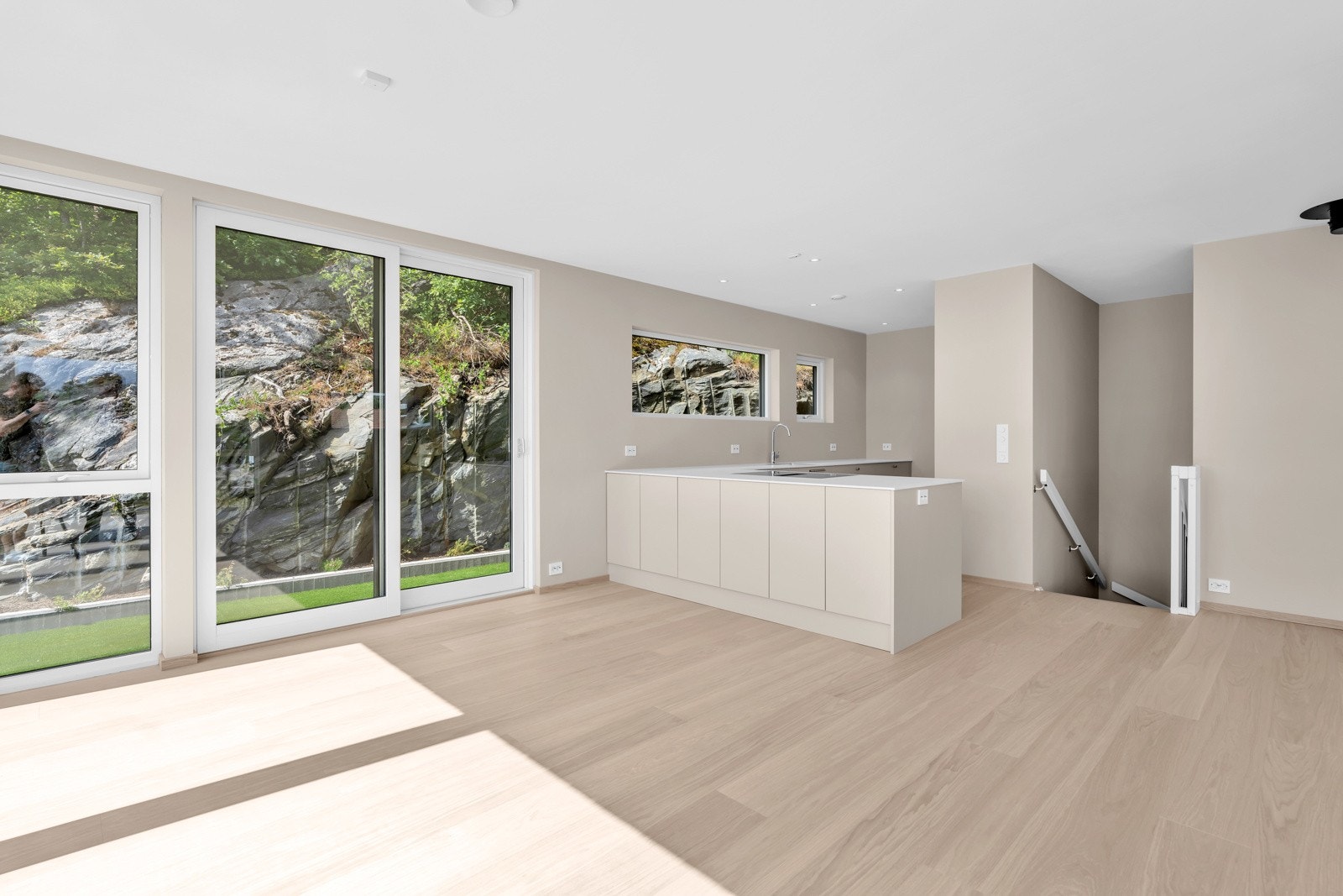 Kjøkkenet er levert av anerkjente Strai Kjøkken, kjent for solid håndverk og funksjonell design med tidløs estetikk. Galleribilde