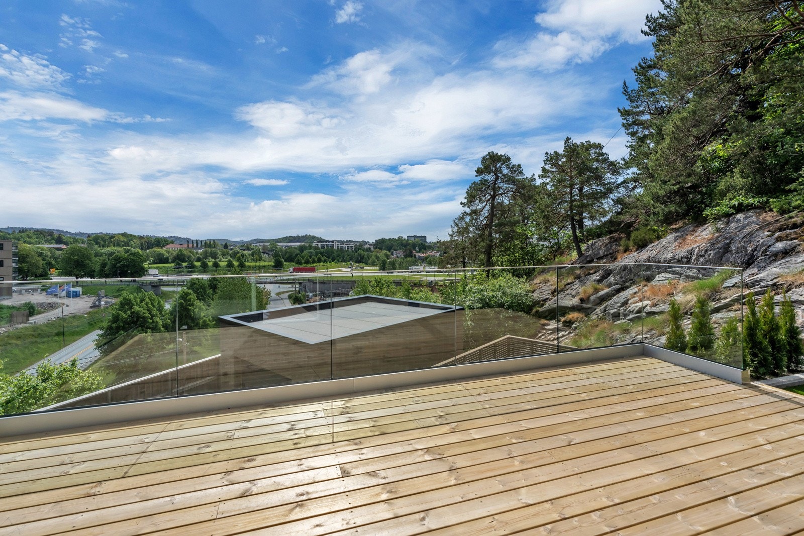 Fri og åpen utsikt fra veranda med utgang fra stue i 1.etg. Galleribilde