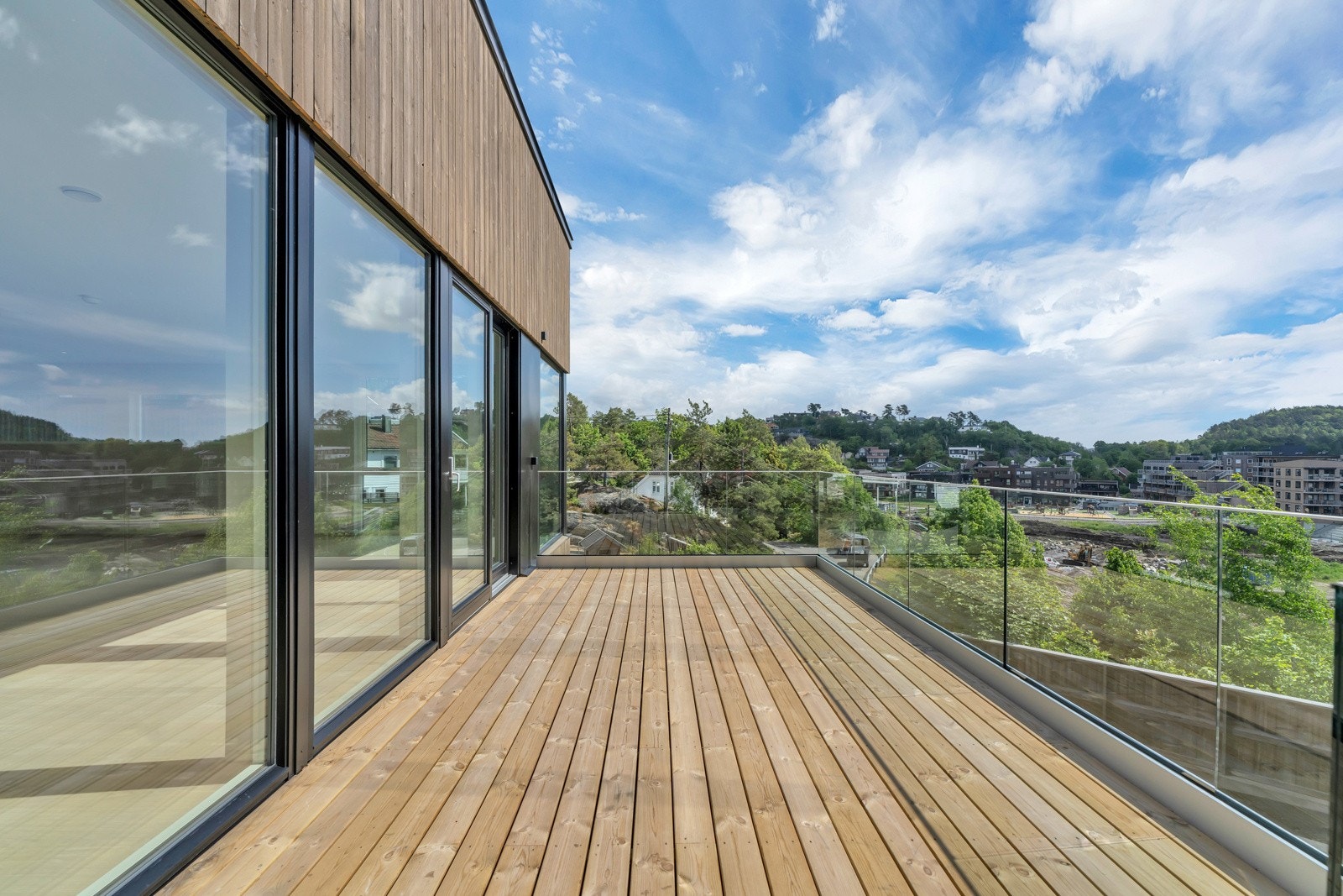 Fra stuen er det utgang til sydøstvendt veranda med glassrekkverk. Galleribilde