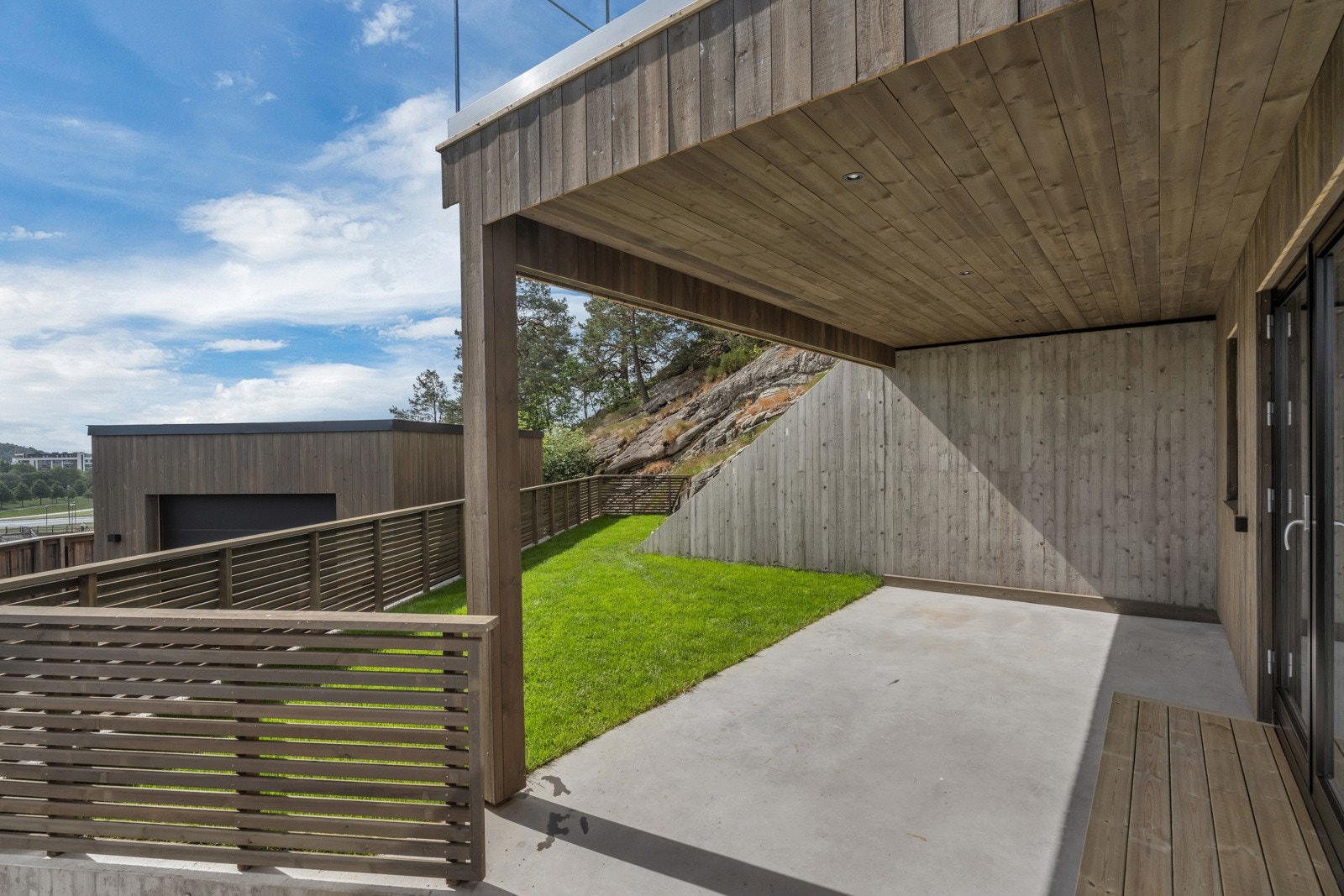 Fra TV-stuen i u.etg er det utgang til støpt platting m/overbygg samt gressplen. Galleribilde