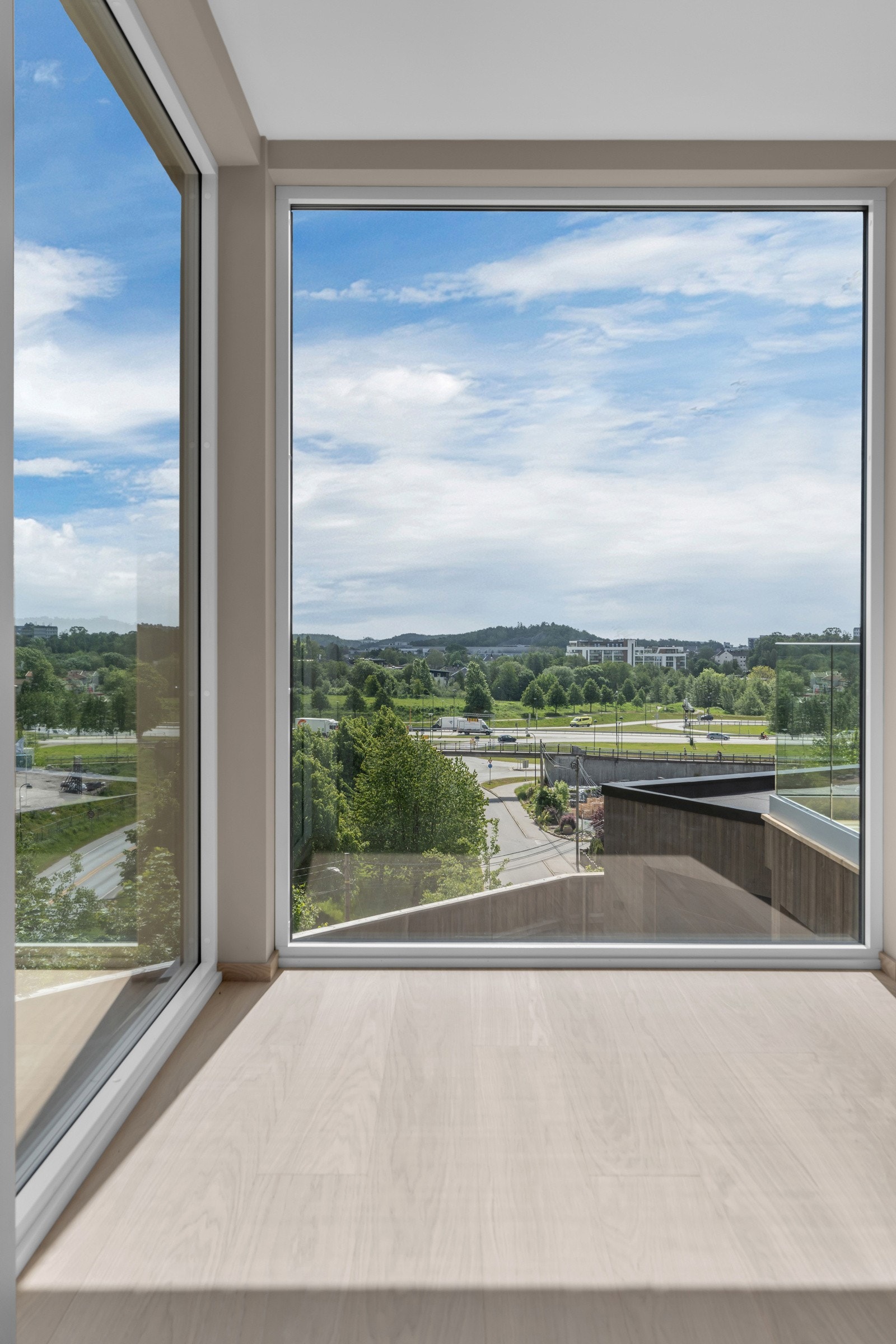 Stuevinduer fra gulv til himling sikrer meget gode sol- og utsiktsforhold. Galleribilde