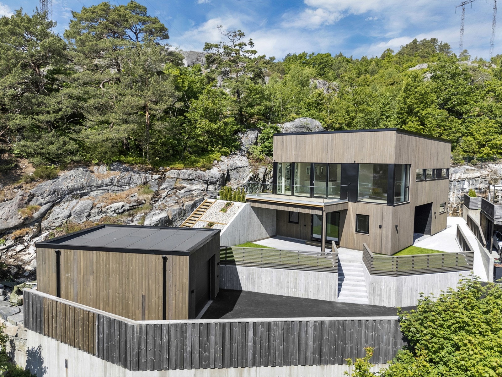 Boligen er nyoppført 2025(ubrukt) og fremstår med solid og stilrent materialvalg både utvendig oginnvendig. Galleribilde