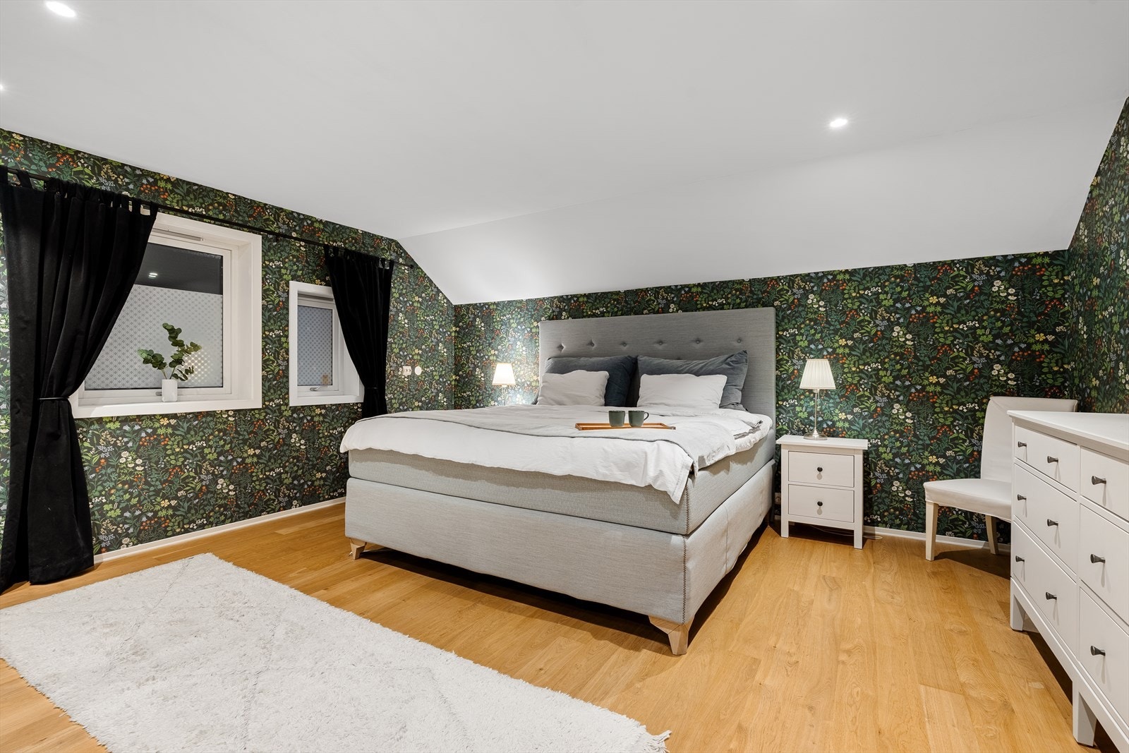 Hovedsoverommet har god plass til en dobbeltseng med tilhørende nattbord, samt rikelig oppbevaringsplass i skyvedørsgarderobe og kommoder. Galleribilde