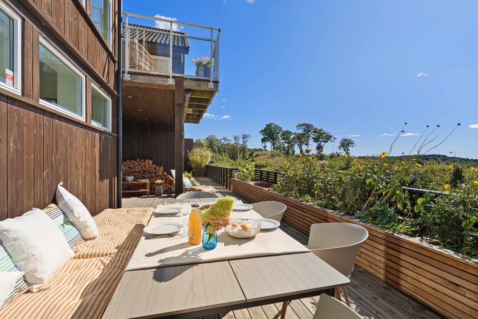 Uteområdene er svært enkle å holde. Terrassene er målt til hele 65 kvm, noe som gir gode muligheter for å skape et frodig og personlig uterom. Her er det god plass til en større sittegruppe, et loungeområde med boblebad og badekar. Galleribilde