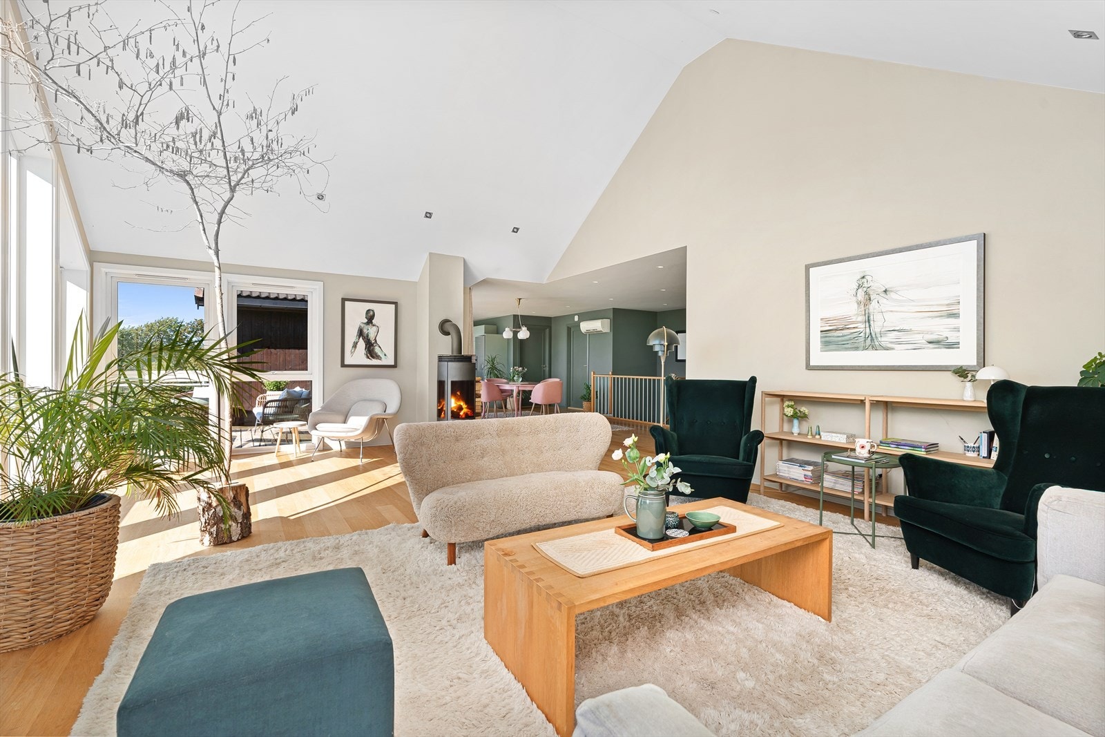 Du har slette malte overflater, gjennomgående gulv og downlights i himlingene. Legg merke til hvordan sonene er adskilt fra hverandre når du ser fargesammensetningen på veggene. Galleribilde