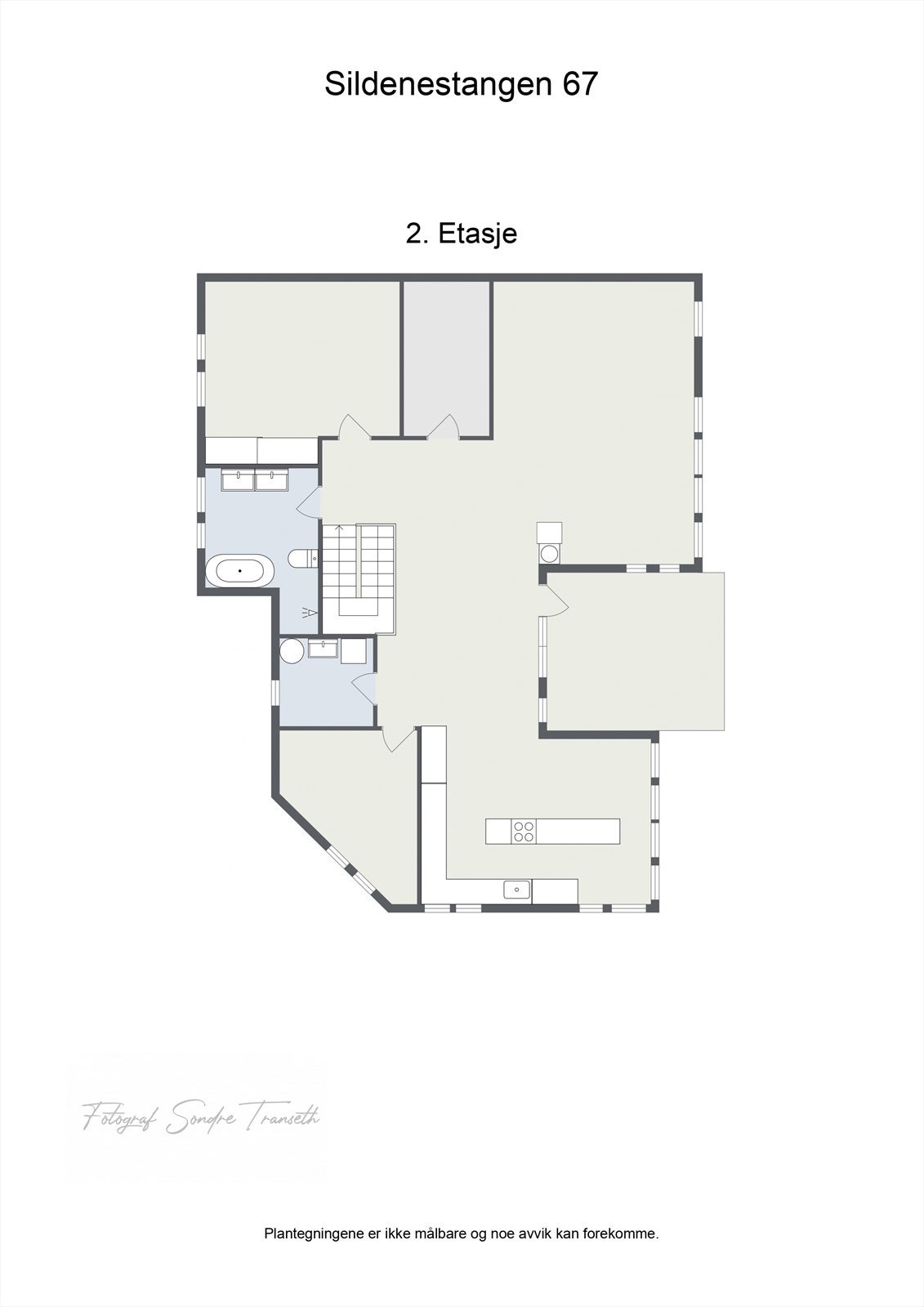 Planløsning 2.etg.: stor sosial sone med kjøkken med tilkomst til balkong, spisestue og stue, 2 soverom, bad, samt vaskerom. Galleribilde