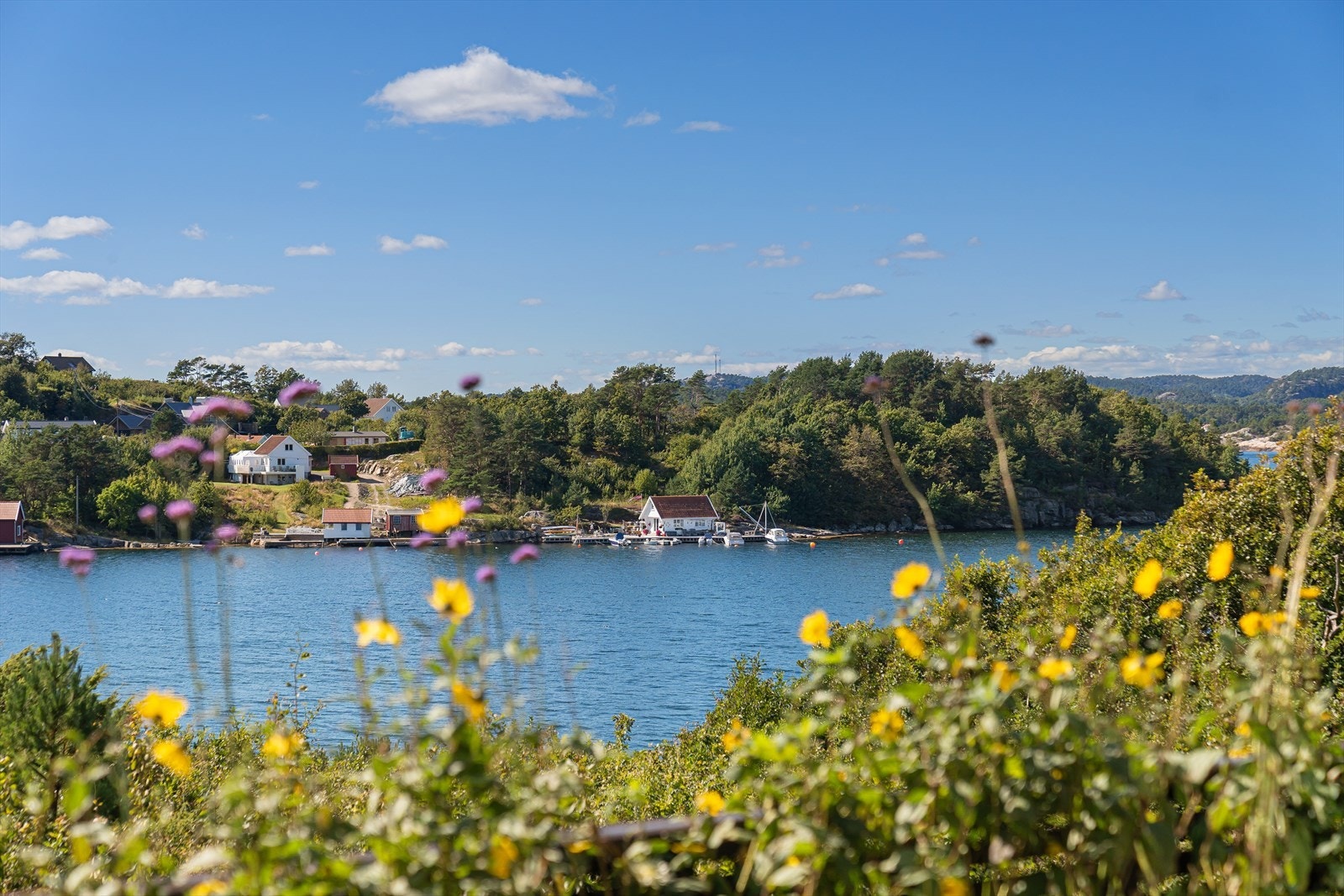 Fra terrassen kan du se mot Kjærskilen og utover Vestergapet. Over sjøen har du utsikt til Døsset og mot Kjeldeviga. Galleribilde