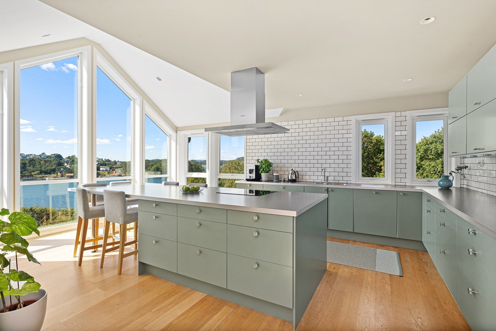 Kjøkkenet er av god størrelse og er favorittrommet til nåværende eier, med utsikt til både sjø og skogen. Det er rikelig med lagringsplass og god arbeidsflate på benkeplaten. Det er integrerte hvitevarer som stekeovn, platetopp, og oppvaskmaskin. Galleribilde