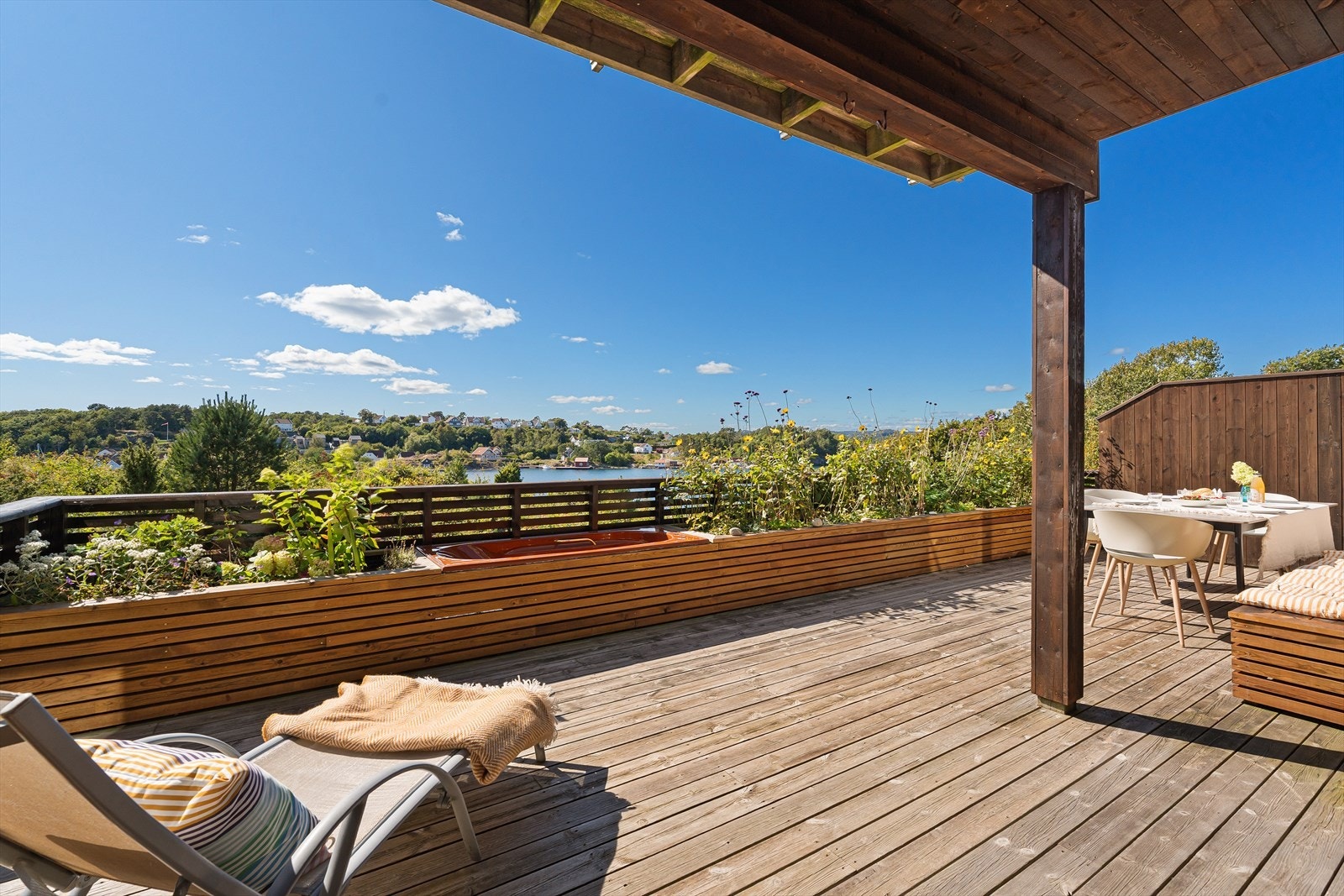 Deler av terrassen er overbygget, med nedfelt jacuzzi og downlights i taket som gir god belysning. I tillegg er det nedfelt et badekar som kan benyttes på varme dager for avkjøling eller som et dekorativt vannspeil. Galleribilde
