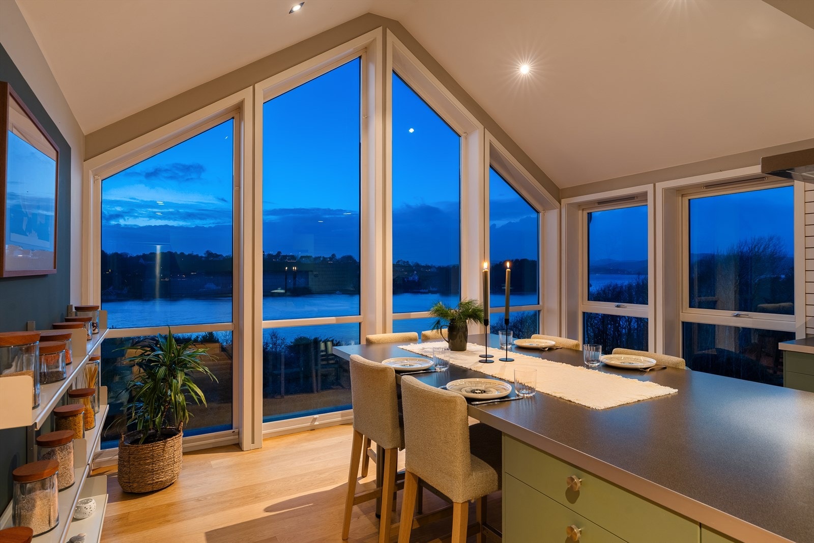 Eneboligen er beliggende innerst i en blindvei og ligger svært usjenert til uten innsyn. Flytter du hit bor du "midt" på Flekkerøy med gangavstand barneskole, dagligvarebutikk, kollektivtransport, barnehager og ungdomsskole. Galleribilde