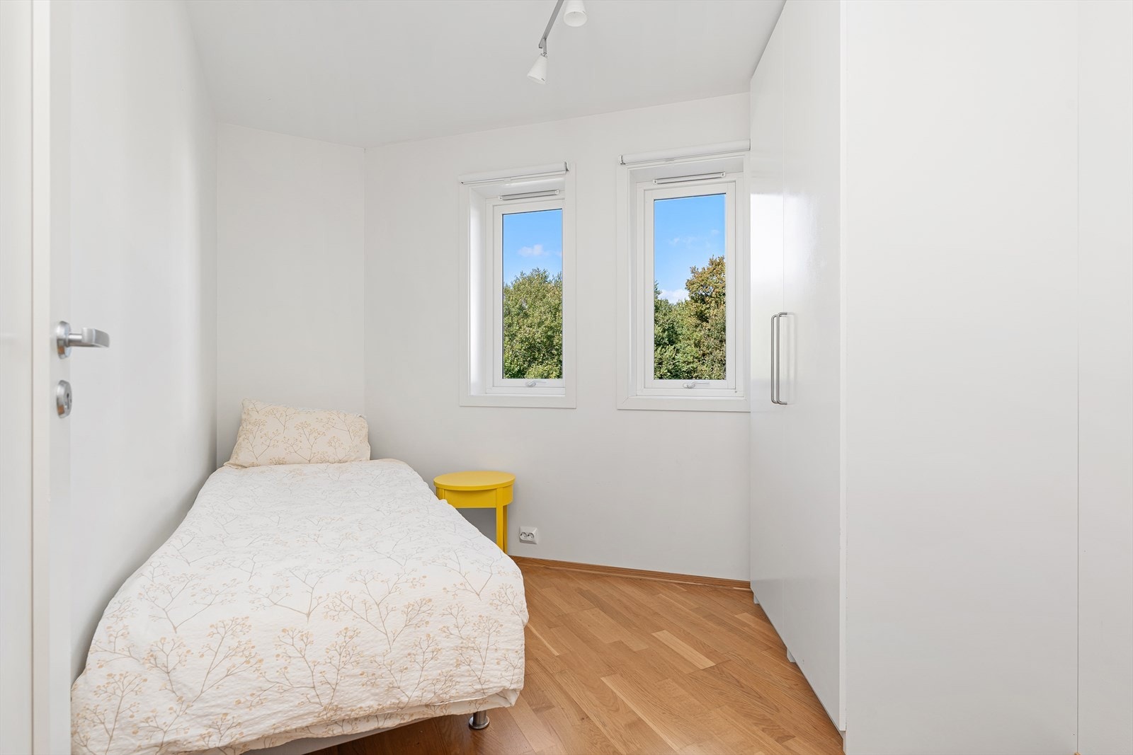 Velkommen inn i utleieleiligheten som består av en åpen stue/kjøkkenløsning, soverom, bad, og innvendig bod (benyttet som et ekstra soverom, ikke godkjent for varig opphold). Dette er bildet av den innvendige boden. Galleribilde