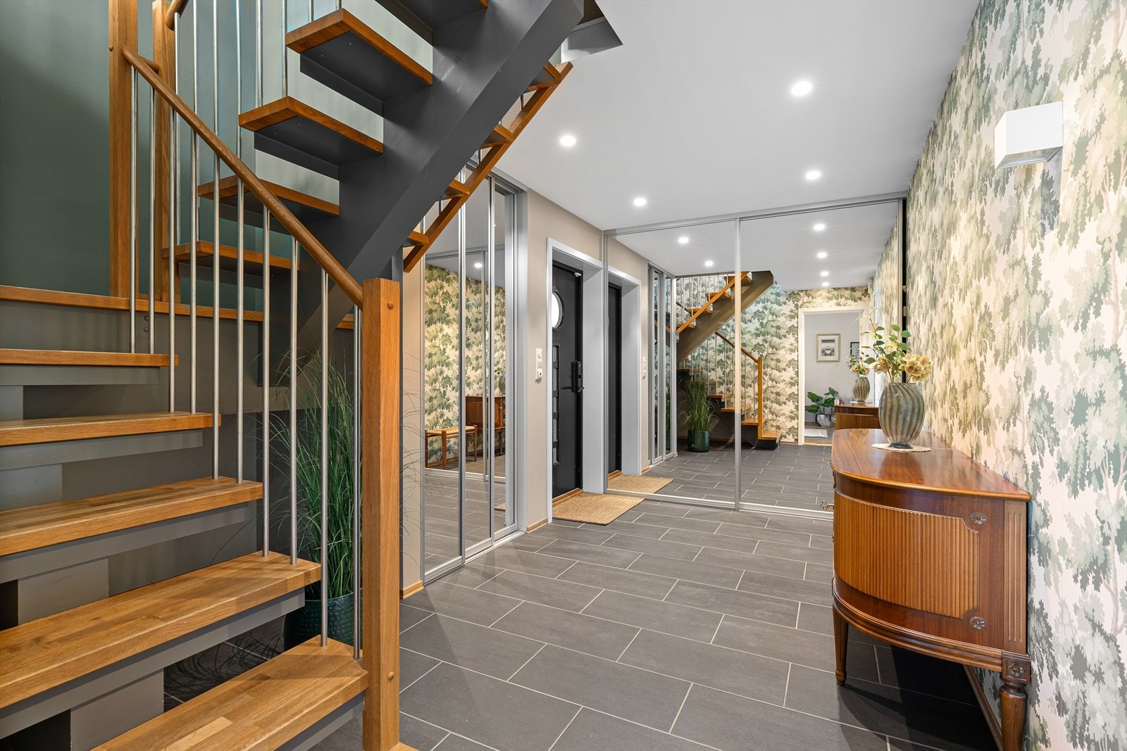 I entreen finner du en romslig hall med god lagringsplass og direkte tilkomst til den doble garasjen. Det er fliser på gulvet med varmekabler, downlights i himling og tapeten Raphael fra Sandberg som gir en varm og inviterende velkomst. Galleribilde