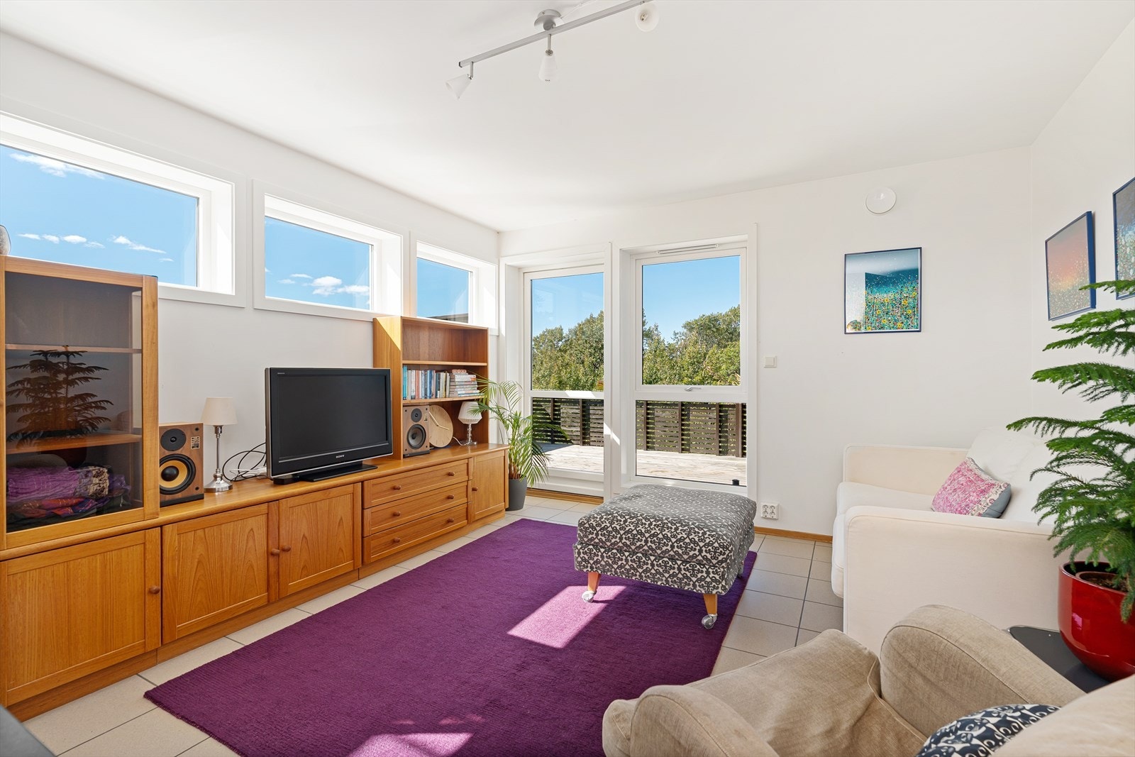 Fra stuen er det tilkomst til en flott uteplass med sjøutsikt også fra utleieleiligheten. Galleribilde