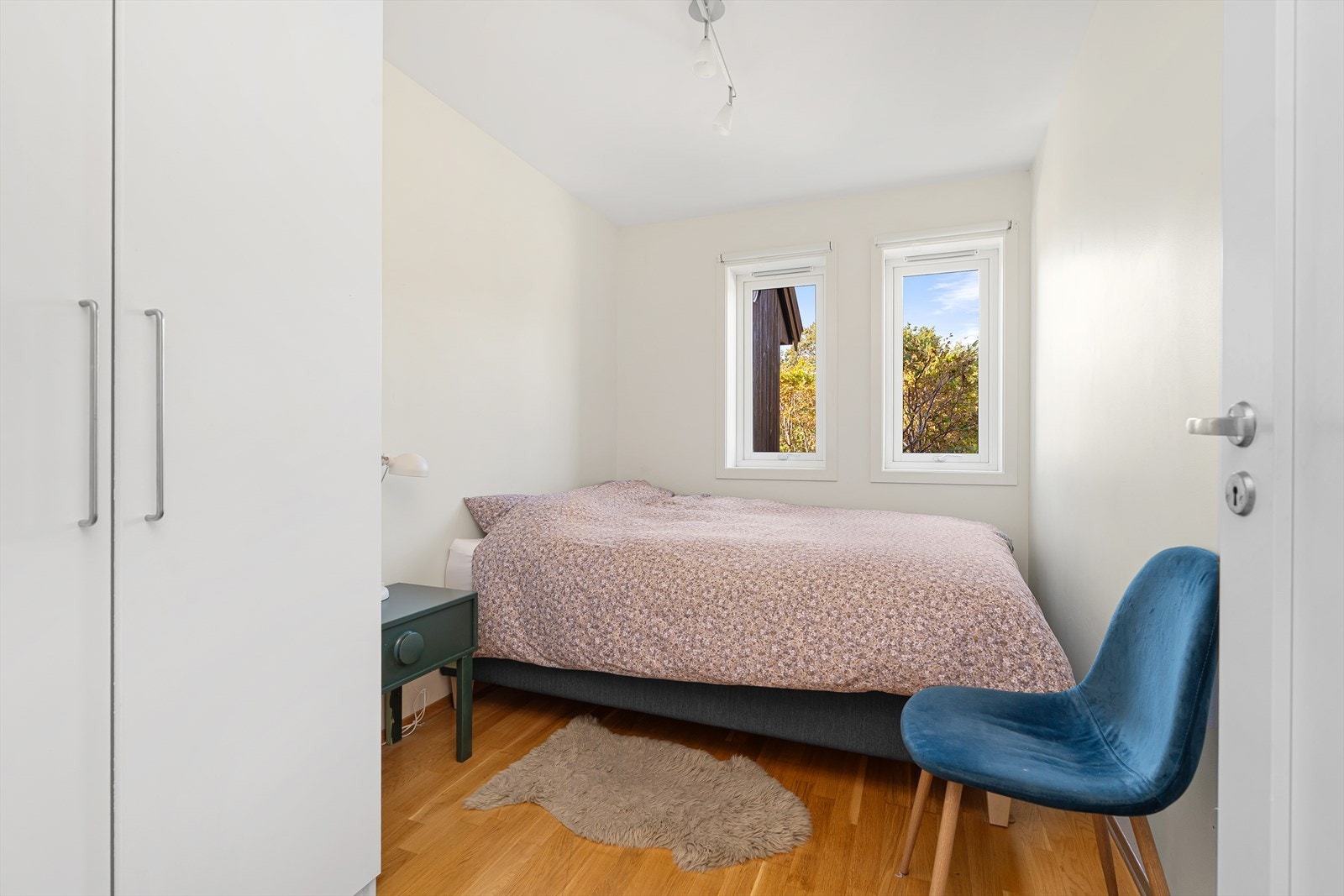 På soverommet er det plass til en dobbeltseng med tilhørende nattbord, samt garderobeløsning. Galleribilde