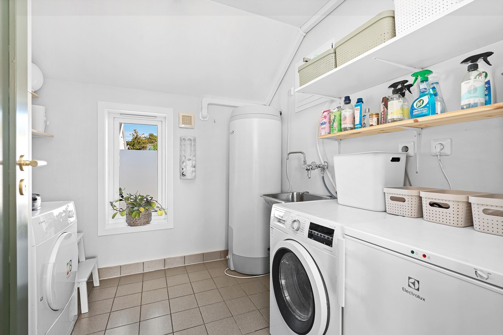 Vaskerommet ligger vegg i vegg og inneholder det du trenger som opplegg og plass til vaskemaskin/tørketrommel, utslagsvask, samt en større varmtvannsbereder. Her er også plass til ekstra kjøl/frys om du vil. Galleribilde