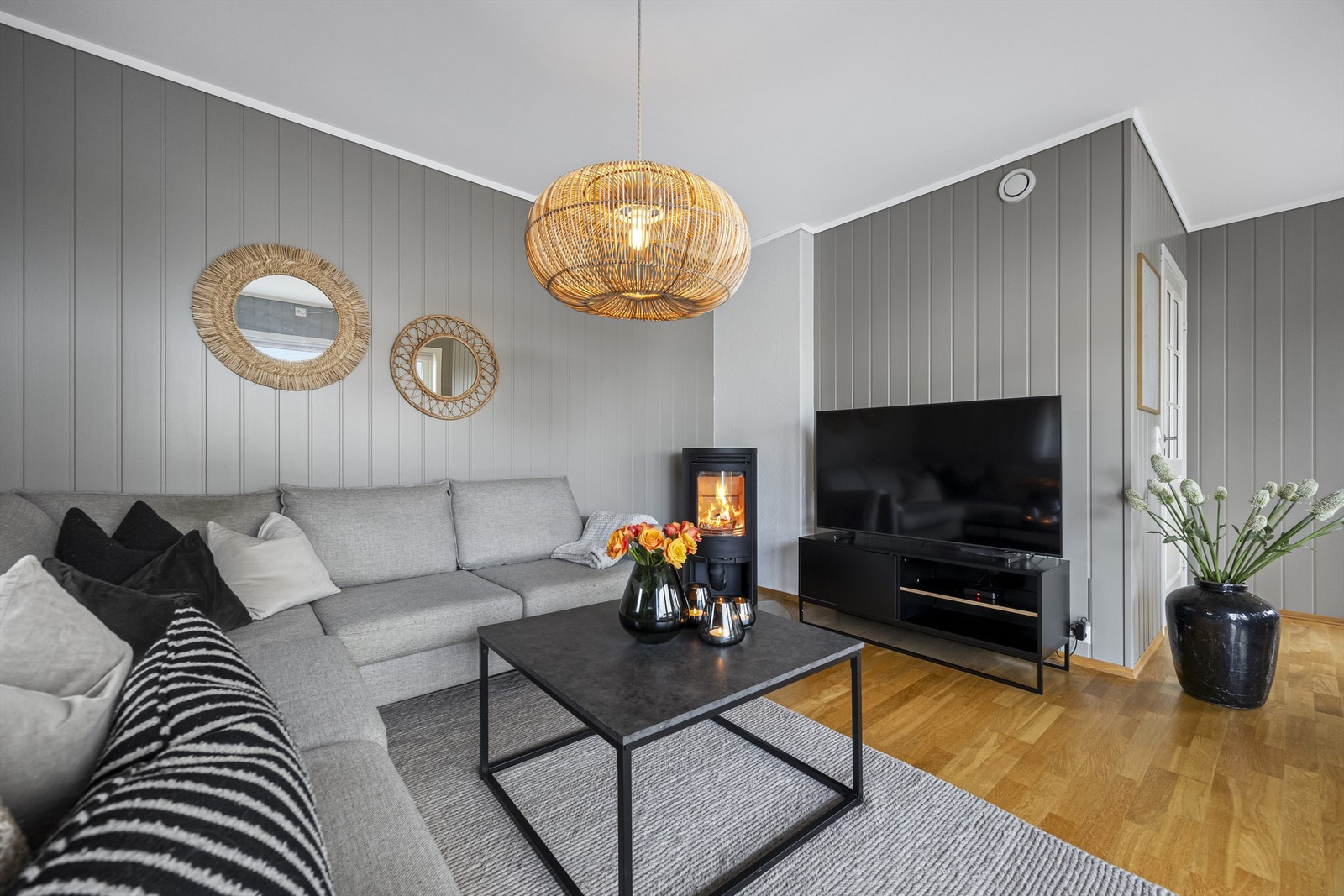 Fin stue med lyse flater og parkett på gulv. Galleribilde