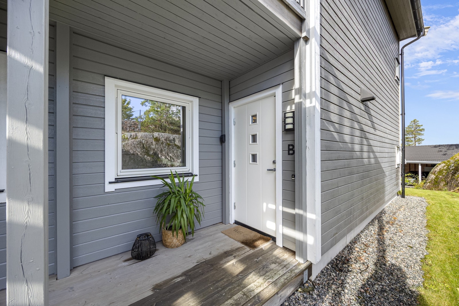 Flott inngangsparti med takoverbygg. Galleribilde