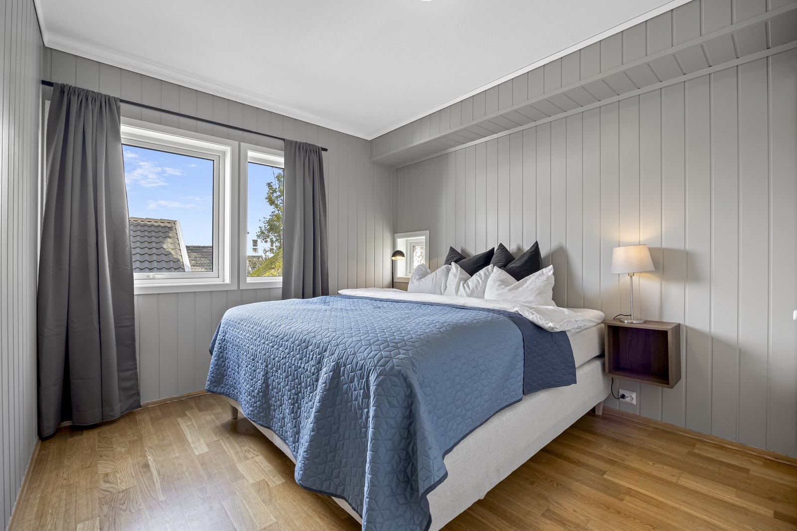 Soverommet er romslig med god plass til garderobe og stor seng. Galleribilde