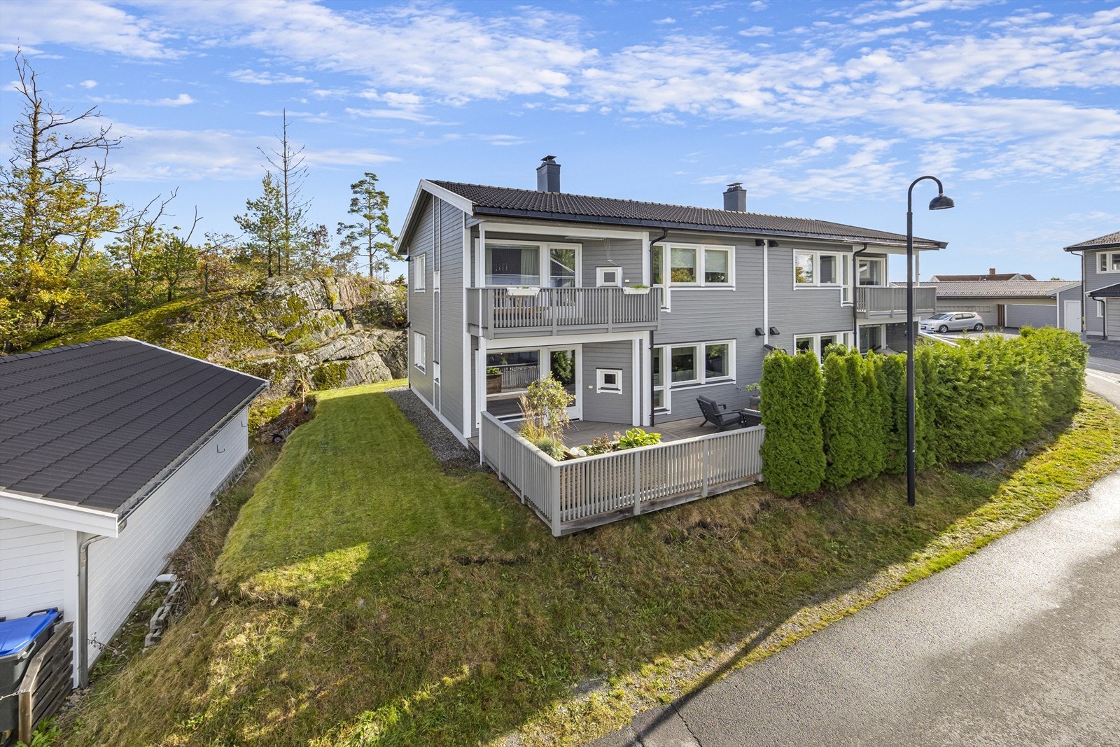 Bygget er på en liten høyde slik at veien fremstår som mindre sjenerende. Galleribilde