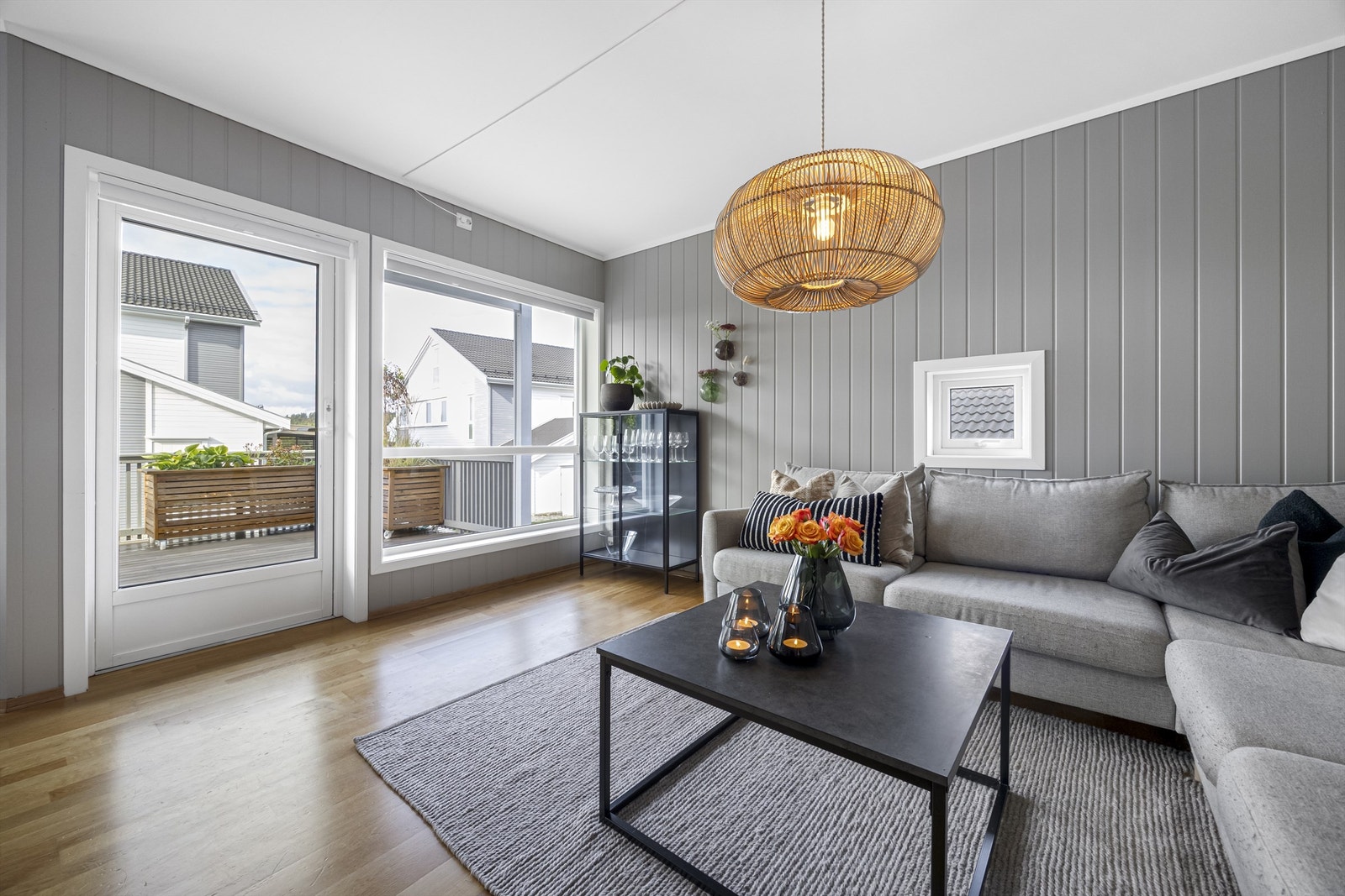 Fra stue er det adkomst til en ganske usjenert uteplass med sol fra morgen til kveld. Galleribilde