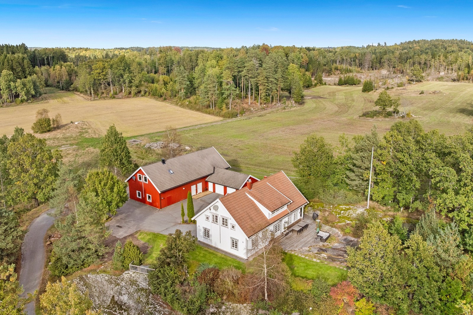 Her bor du svært usjenert til med god boltreplass for to- og firbeinte Galleribilde