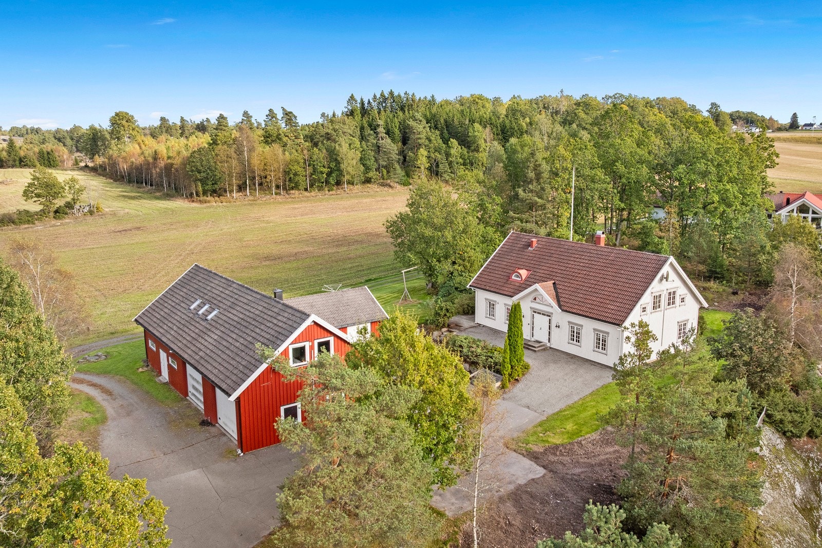 En landlig beliggende eiendom bestående av våningshus og garasje/verksted Galleribilde