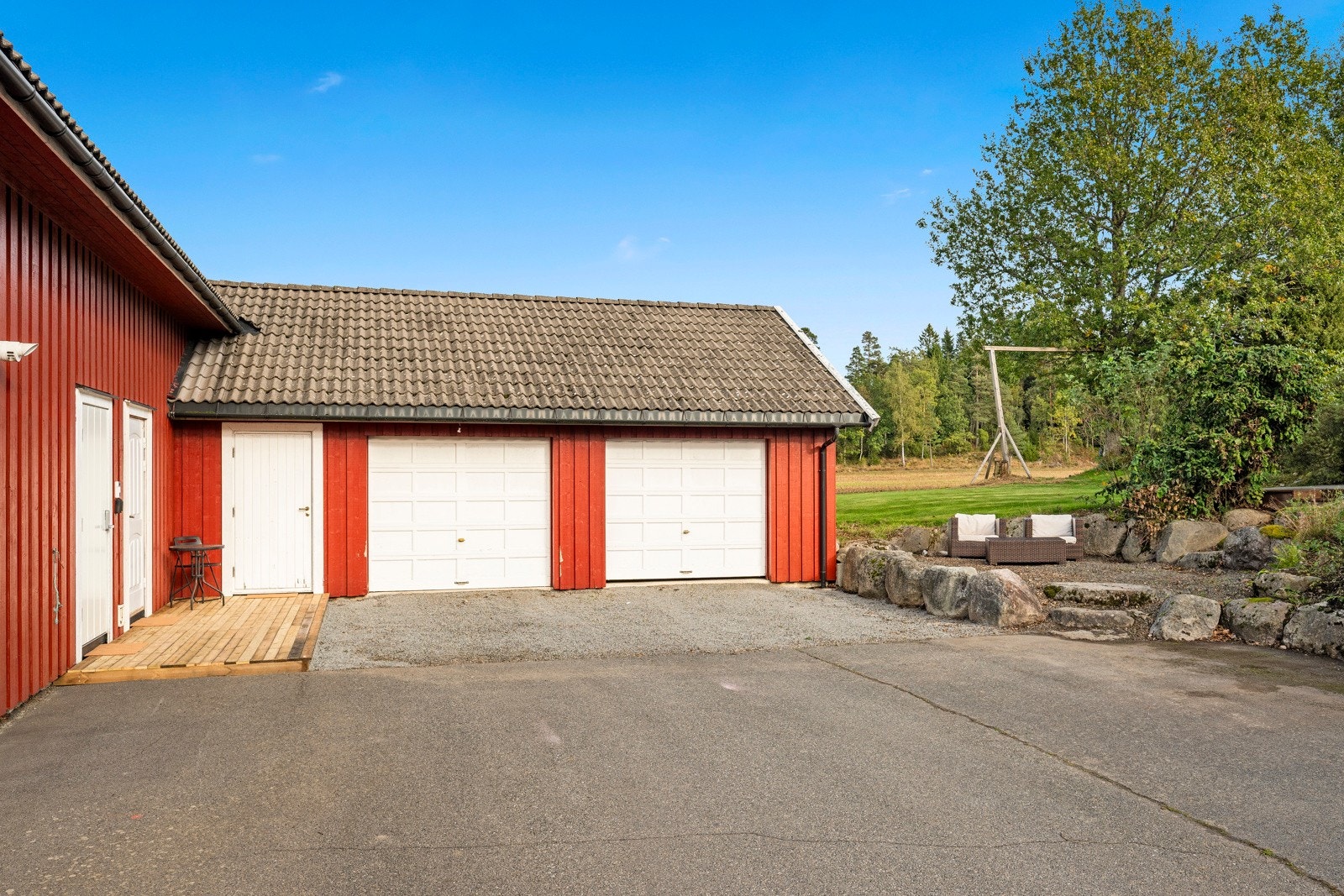Frittstående garasje/verksted med innredede rom i 2. etasje Galleribilde