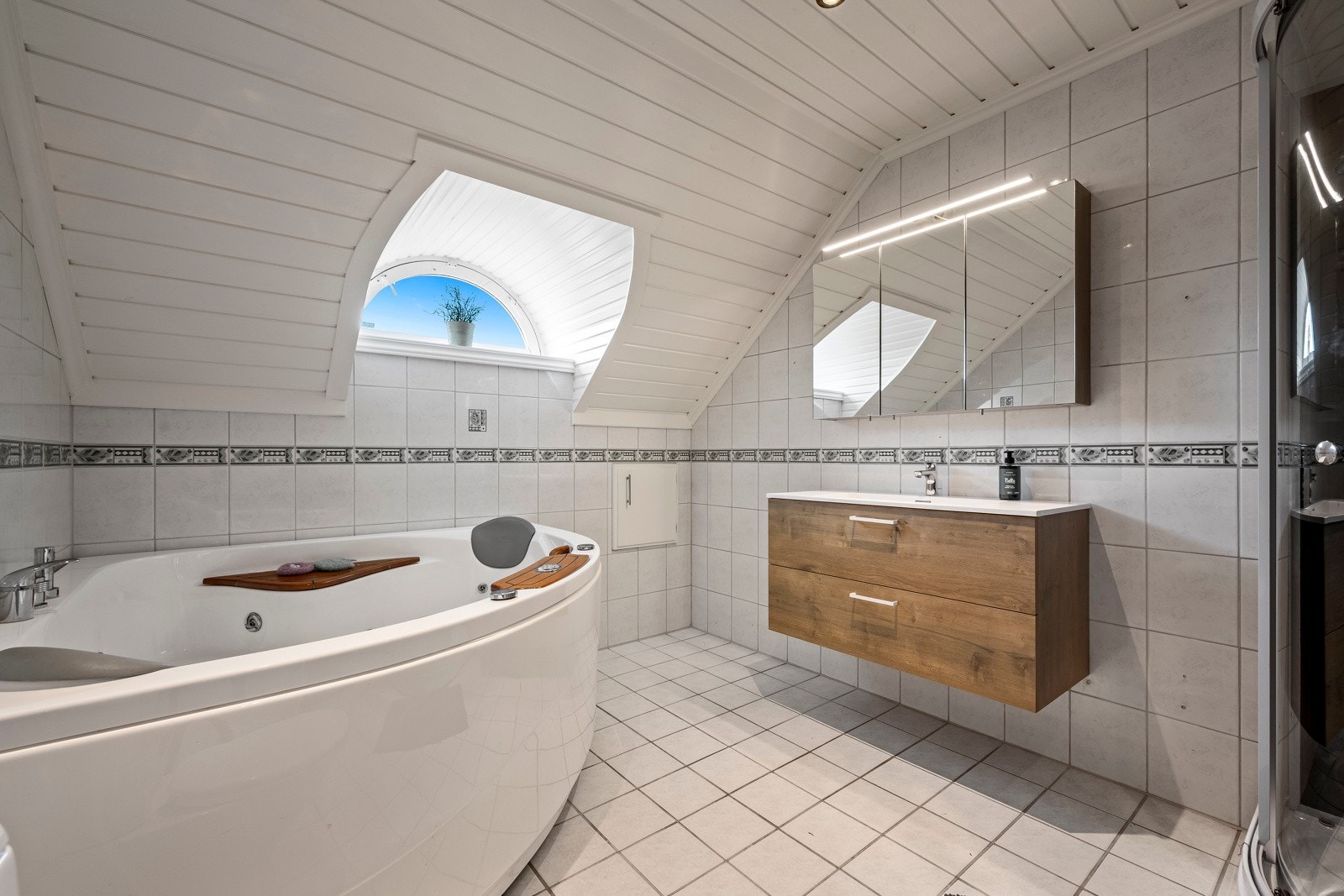 Romslig flislagt bad Galleribilde