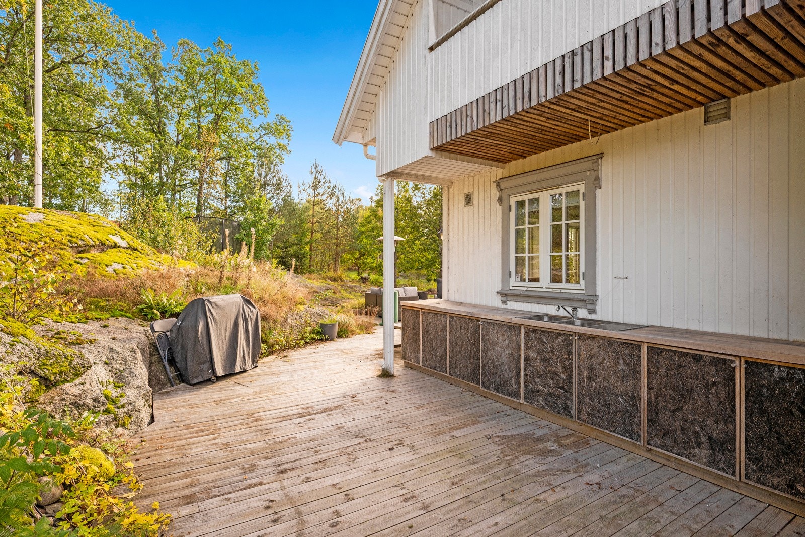 Utenfor kjøkkenet er det også laget et flott utekjøkken Galleribilde