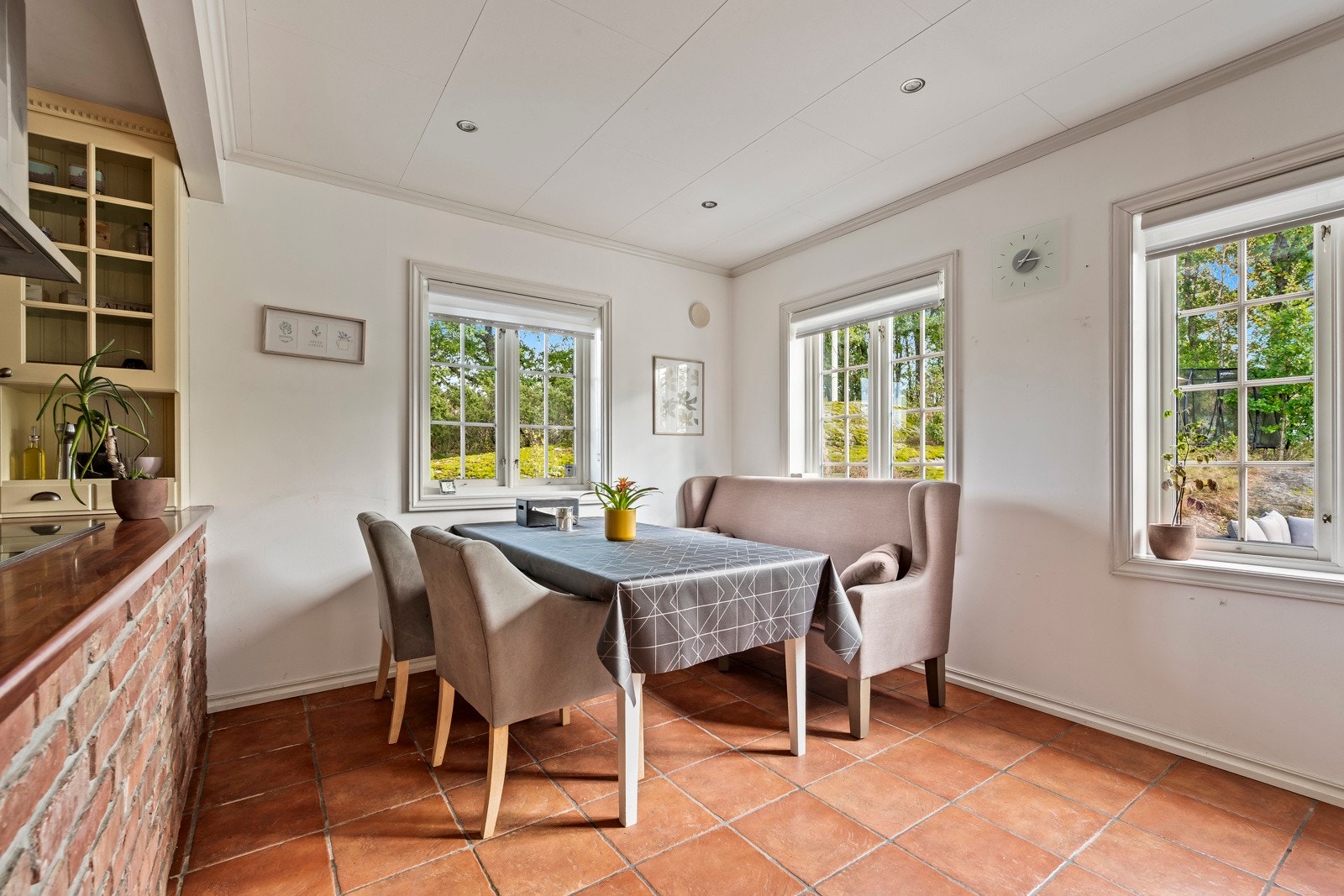 Romslig kjøkken med spiseplass Galleribilde