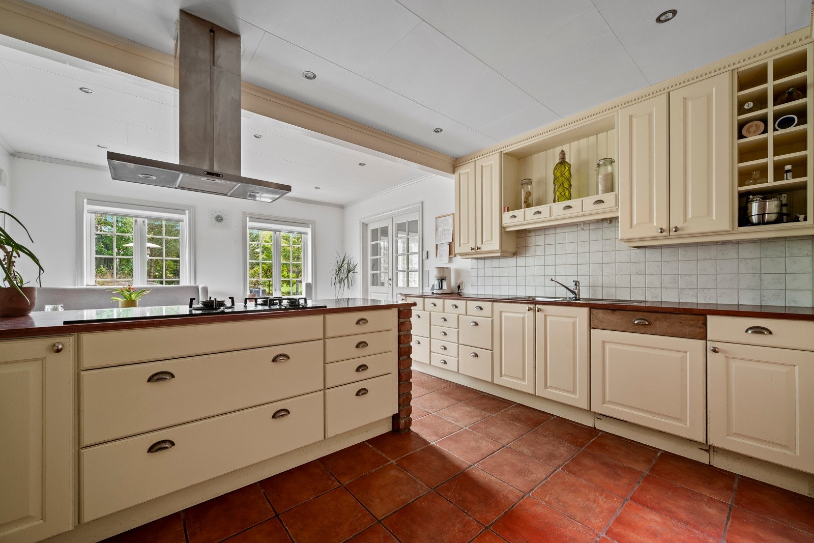 Her har du rikelig plass i skuffer, skap og på benkeplaten Galleribilde