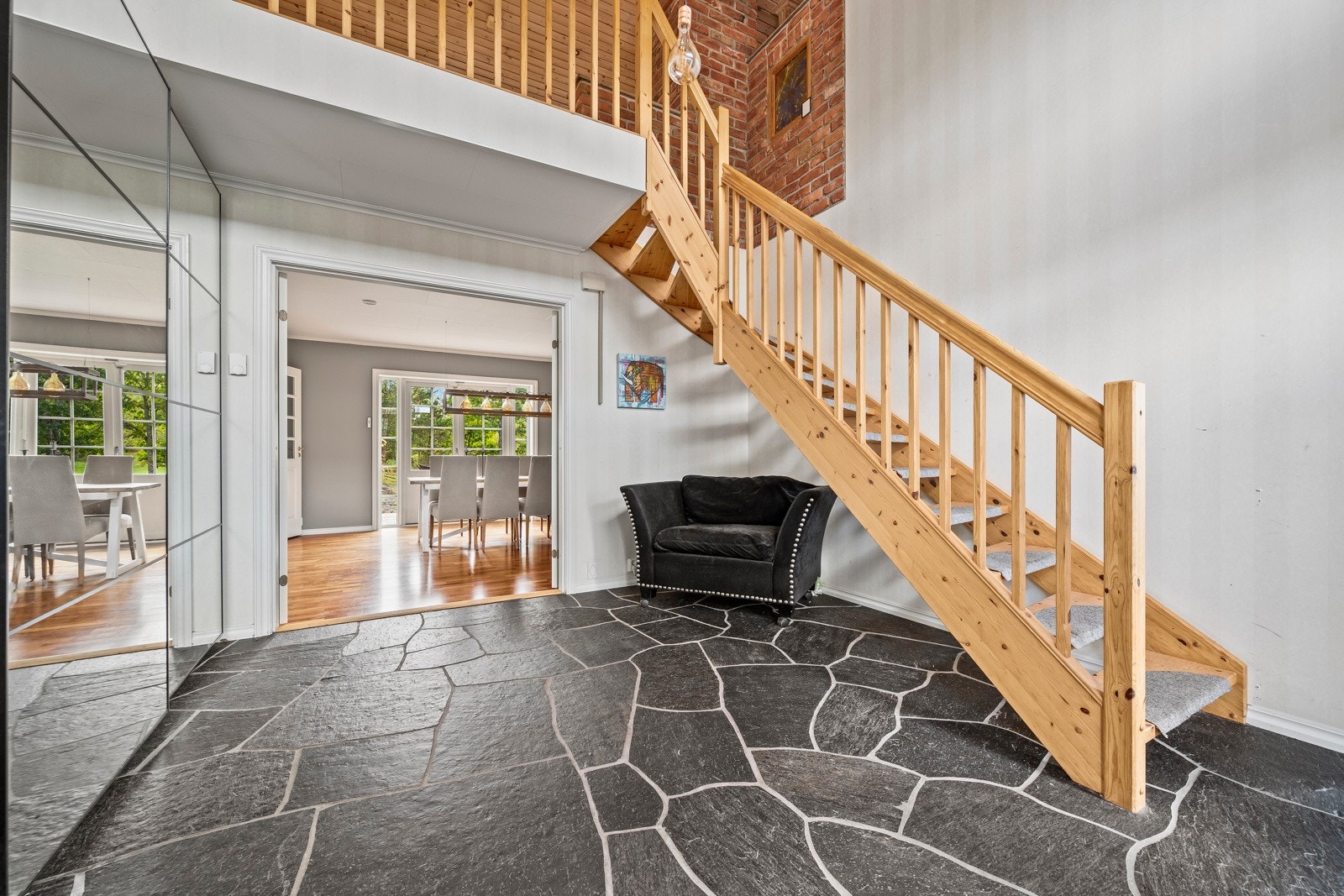 Flott trapp opp til 2. etasje Galleribilde