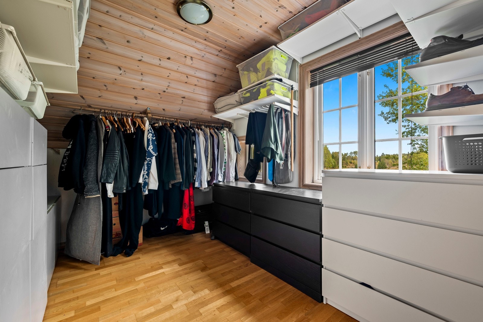 Garderoberom på innsiden av hovedsoverommet Galleribilde