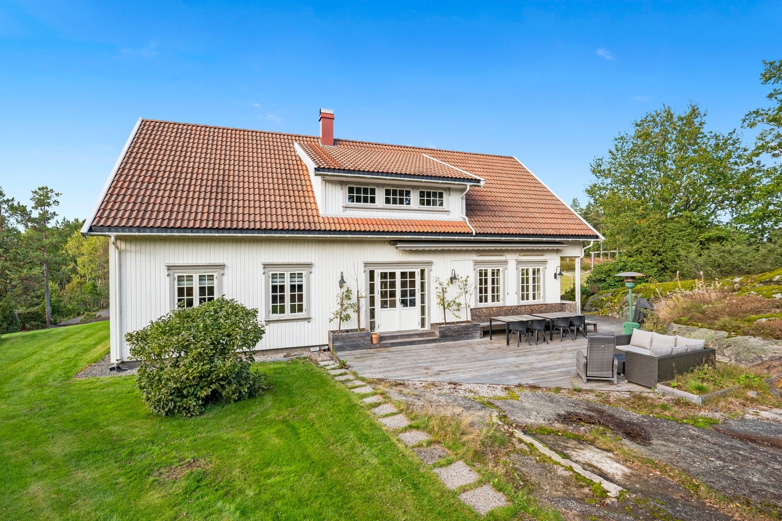 Stort og innholdsrikt våningshus over to etasjer fra 2004 Galleribilde