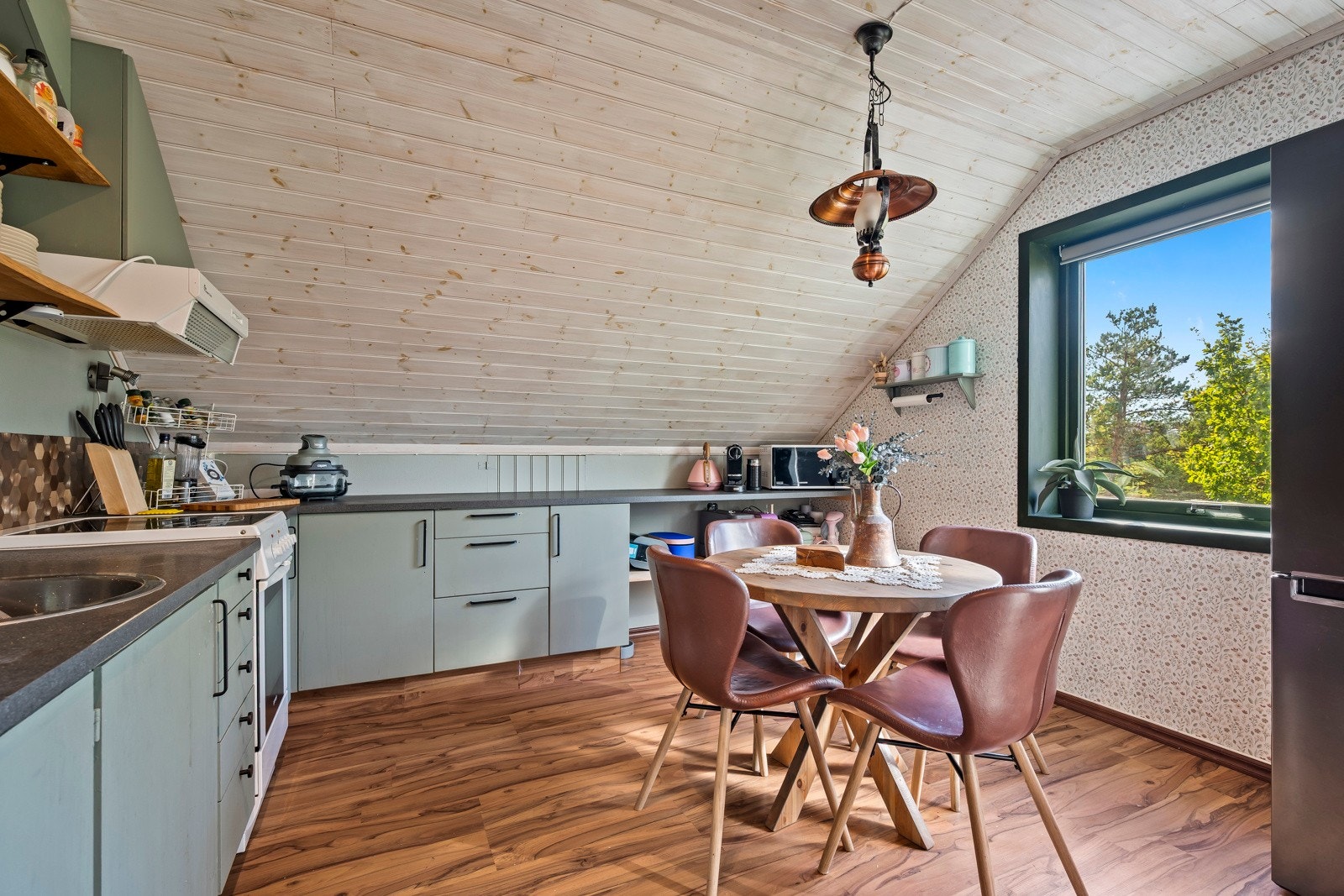 I 2. etasje er det innredet en leilighet - denne er ikke byggesøkt eller godkjent Galleribilde