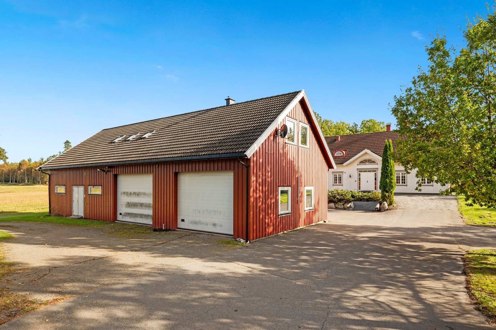 Romslig garasje med store lager- og verkstedsrom Galleribilde